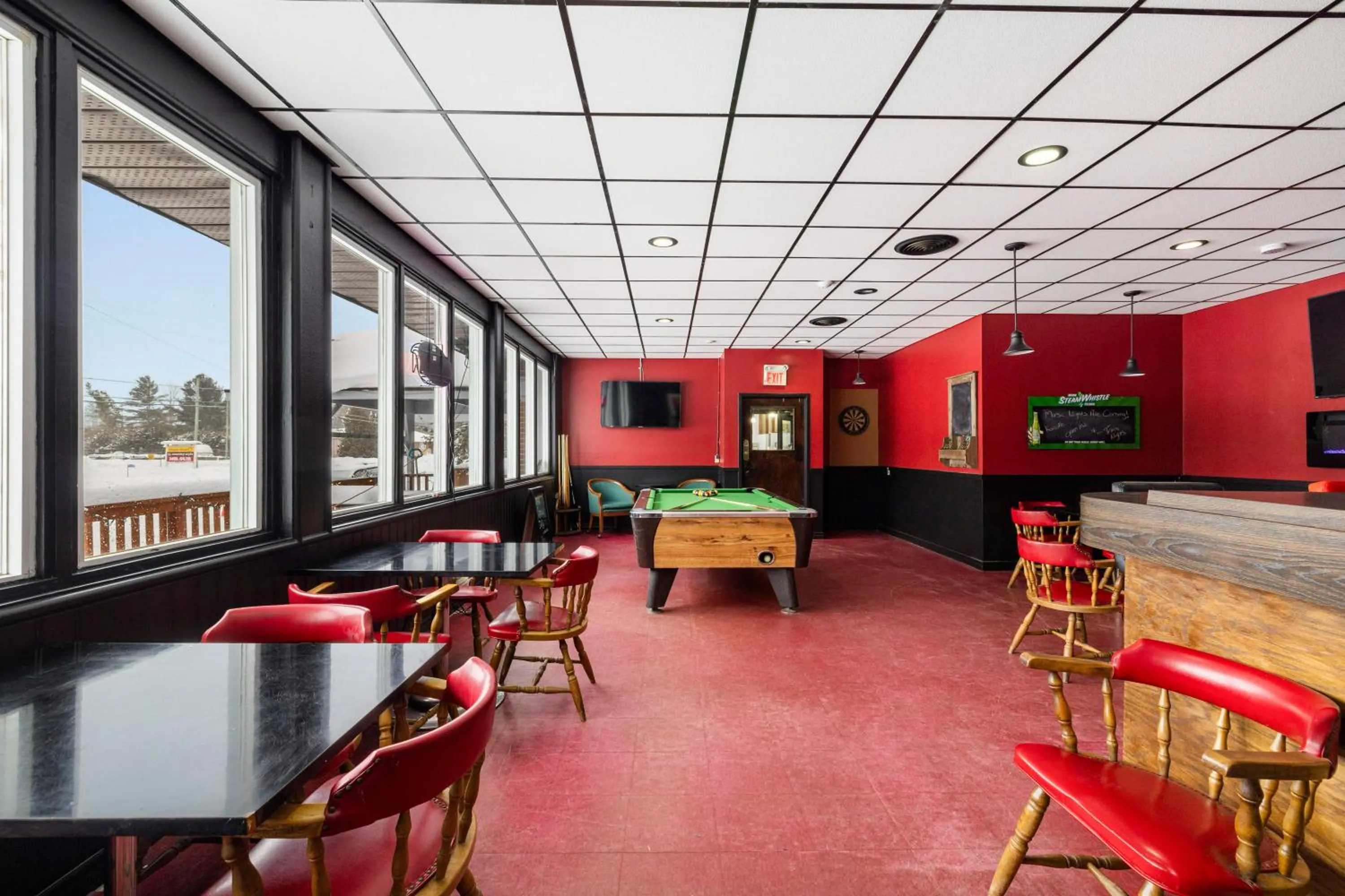 Communal lounge/ TV room in Lakeside Inn