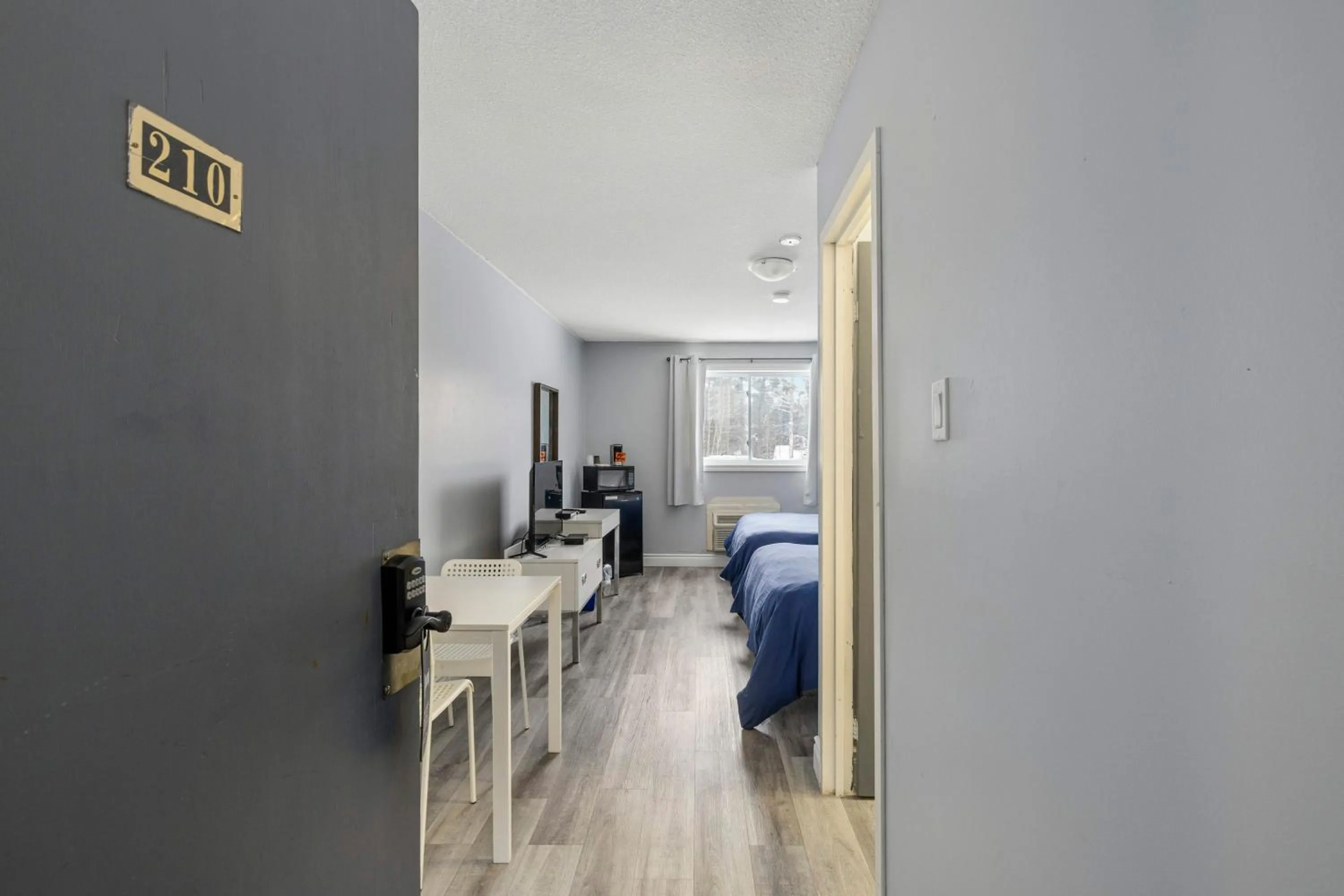 Property building, Bed in Lakeside Inn