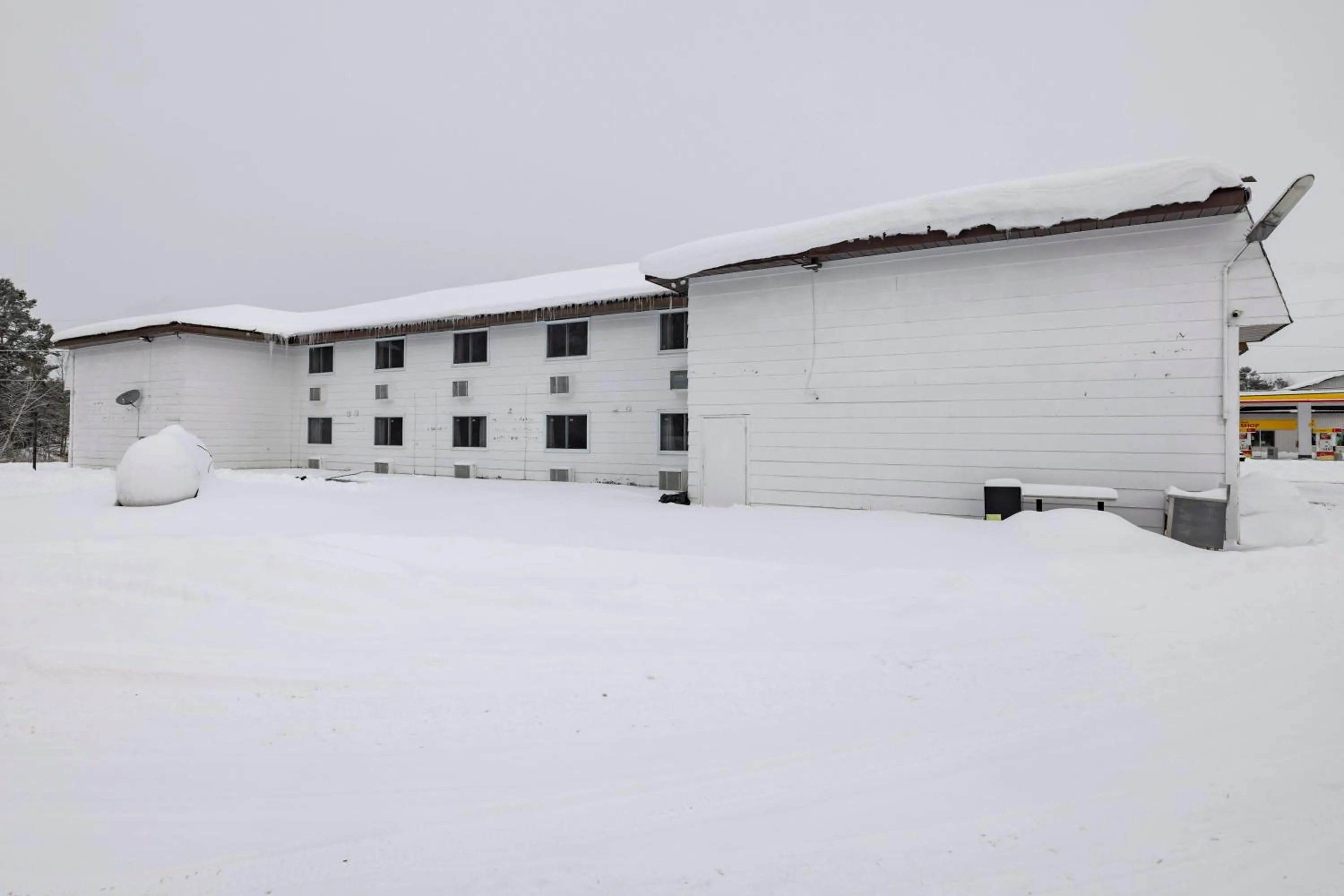 Property building in Lakeside Inn