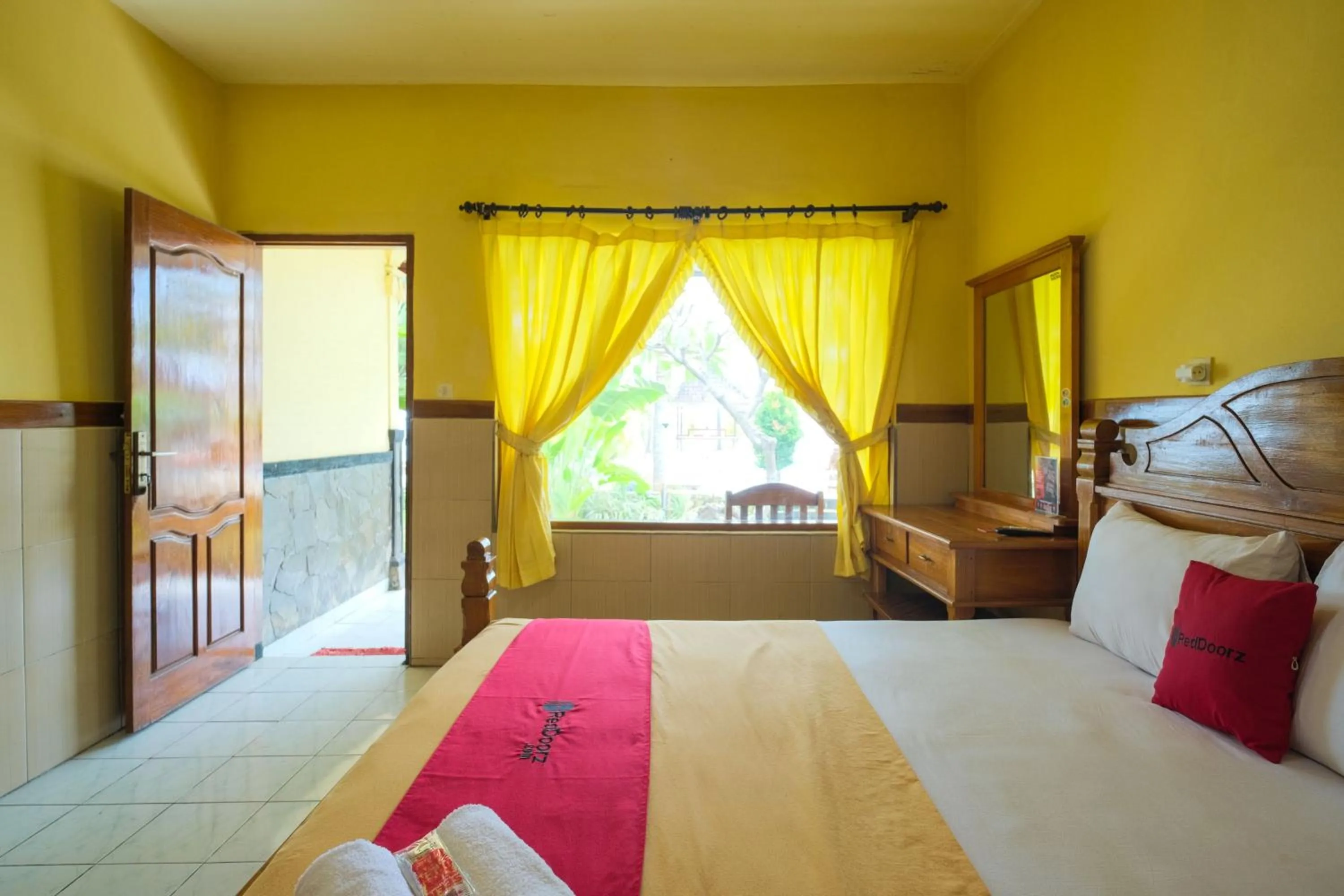 Bedroom, Bed in RedDoorz at Tanjung Alam Hotel Lovina