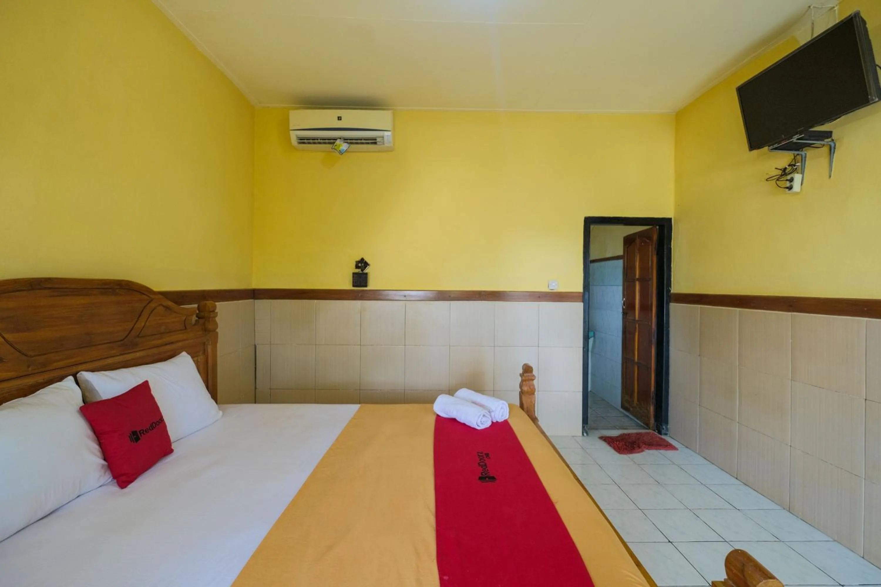 Bedroom, Bed in RedDoorz at Tanjung Alam Hotel Lovina