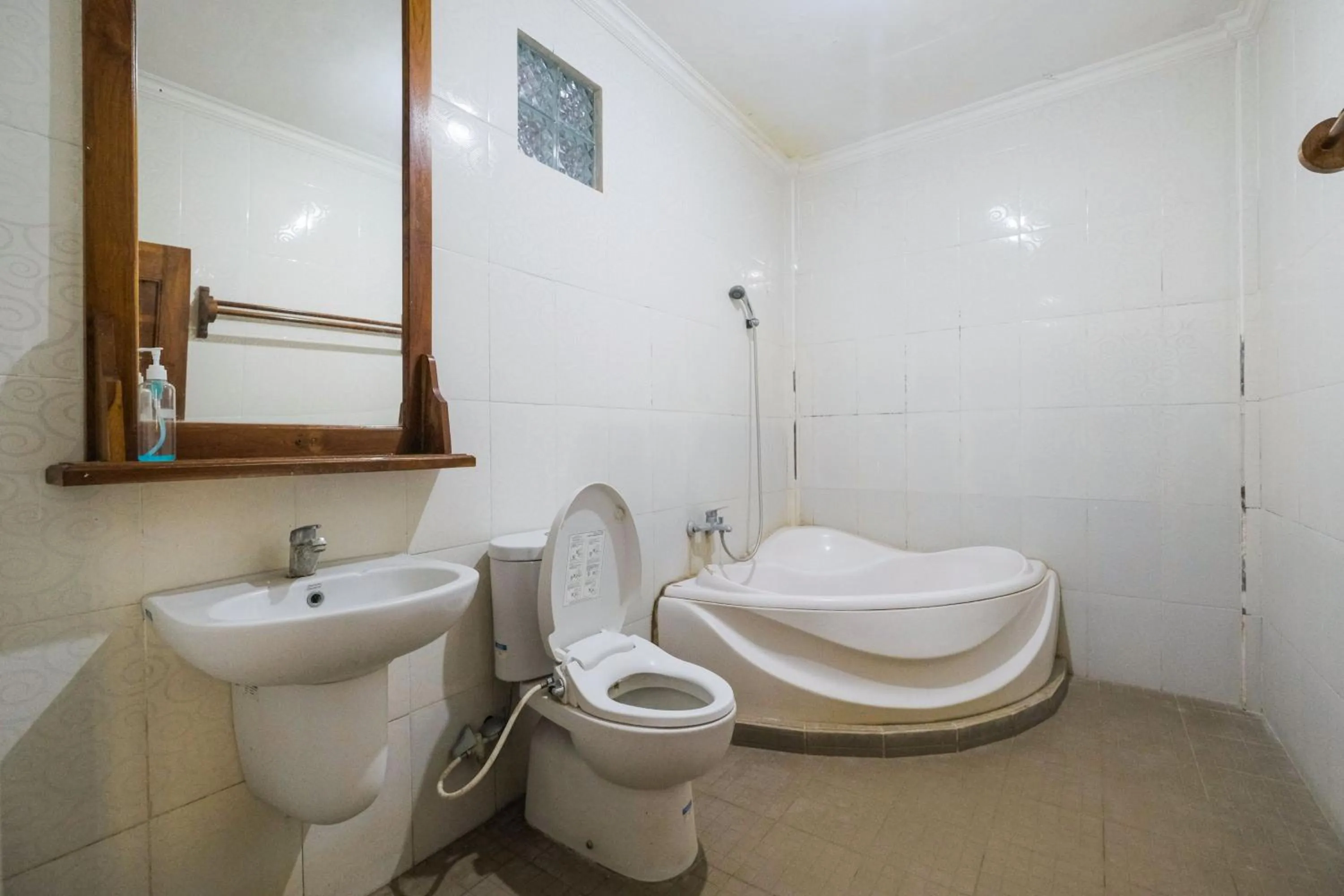 Bathroom in RedDoorz at Tanjung Alam Hotel Lovina