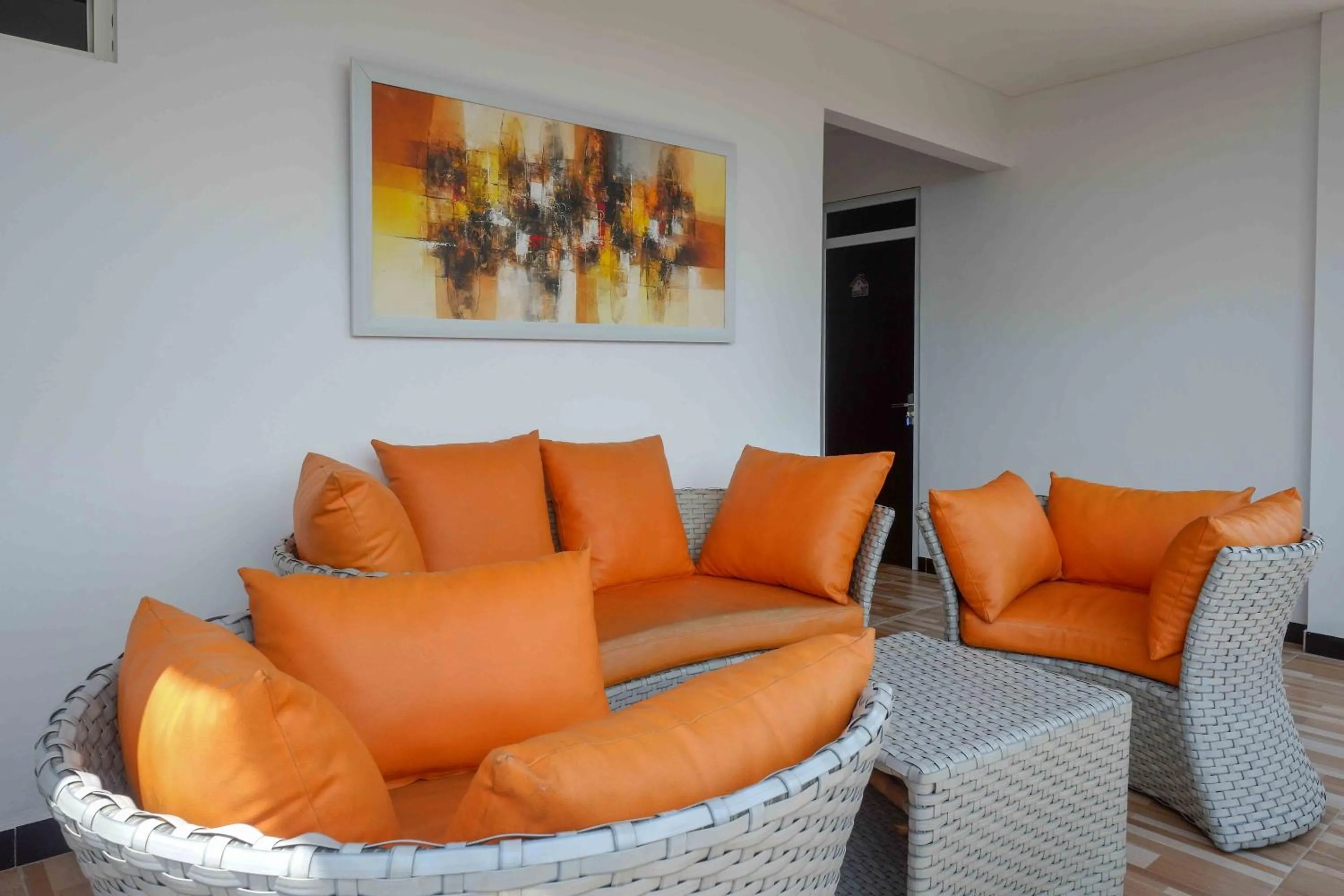 Seating area in RedDoorz Plus near Patung Kuda Undip