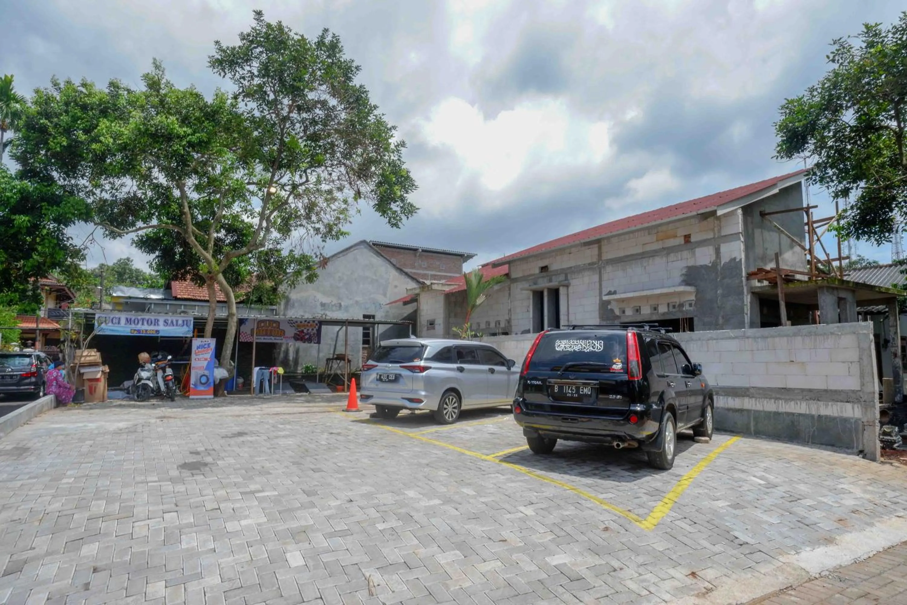 Parking in RedDoorz Plus near Patung Kuda Undip