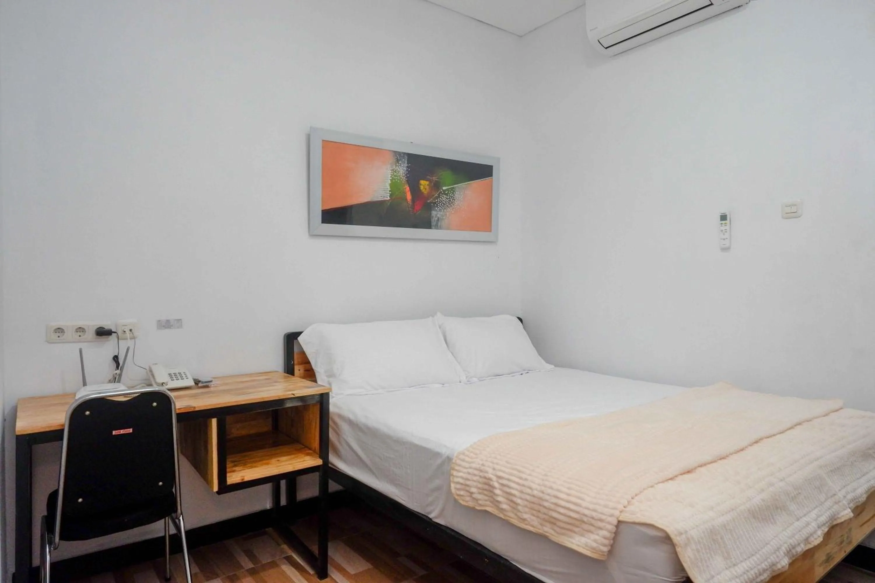 Bedroom, Bed in RedDoorz Plus near Patung Kuda Undip