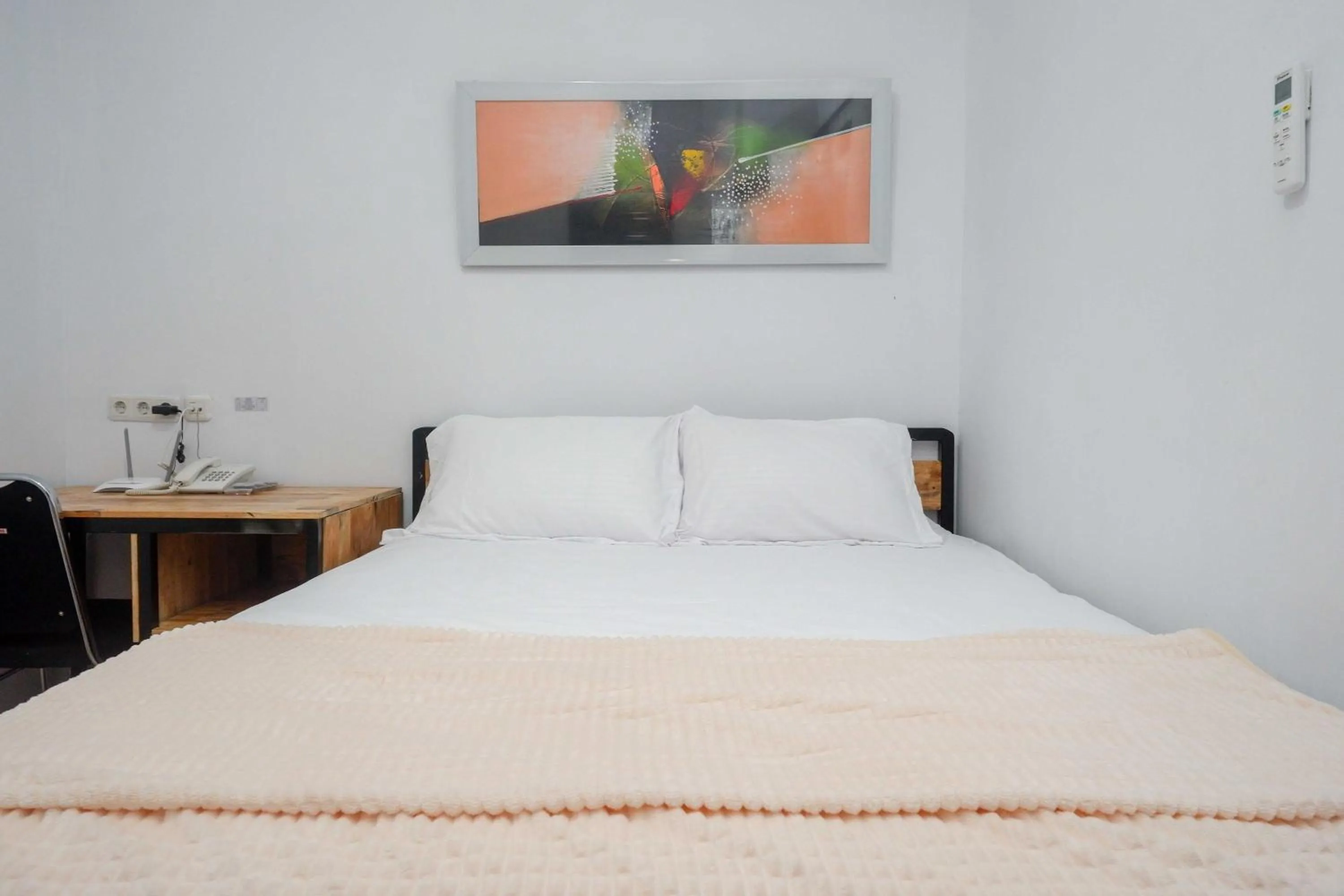 Bedroom, Bed in RedDoorz Plus near Patung Kuda Undip