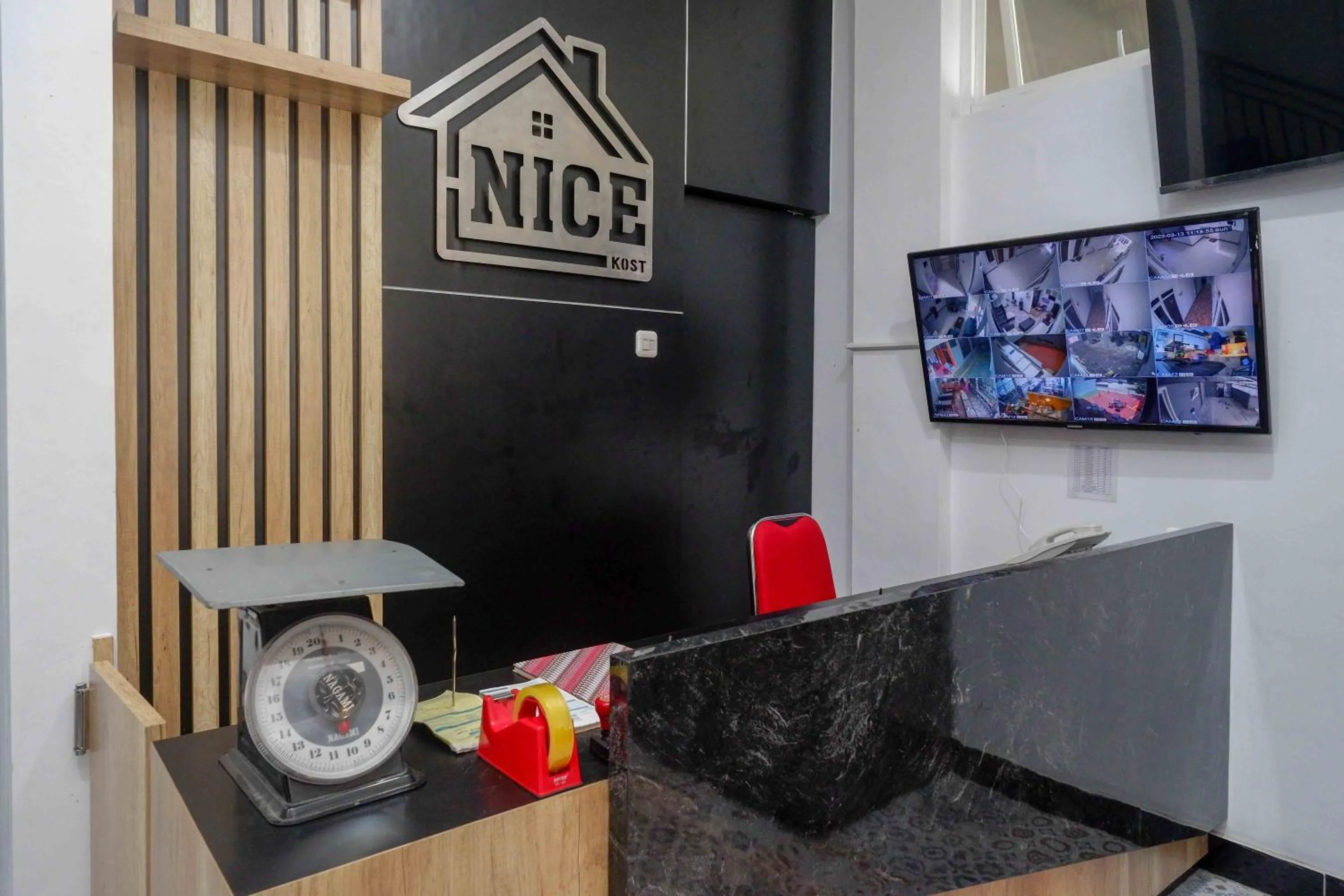 Lobby or reception in RedDoorz Plus near Patung Kuda Undip