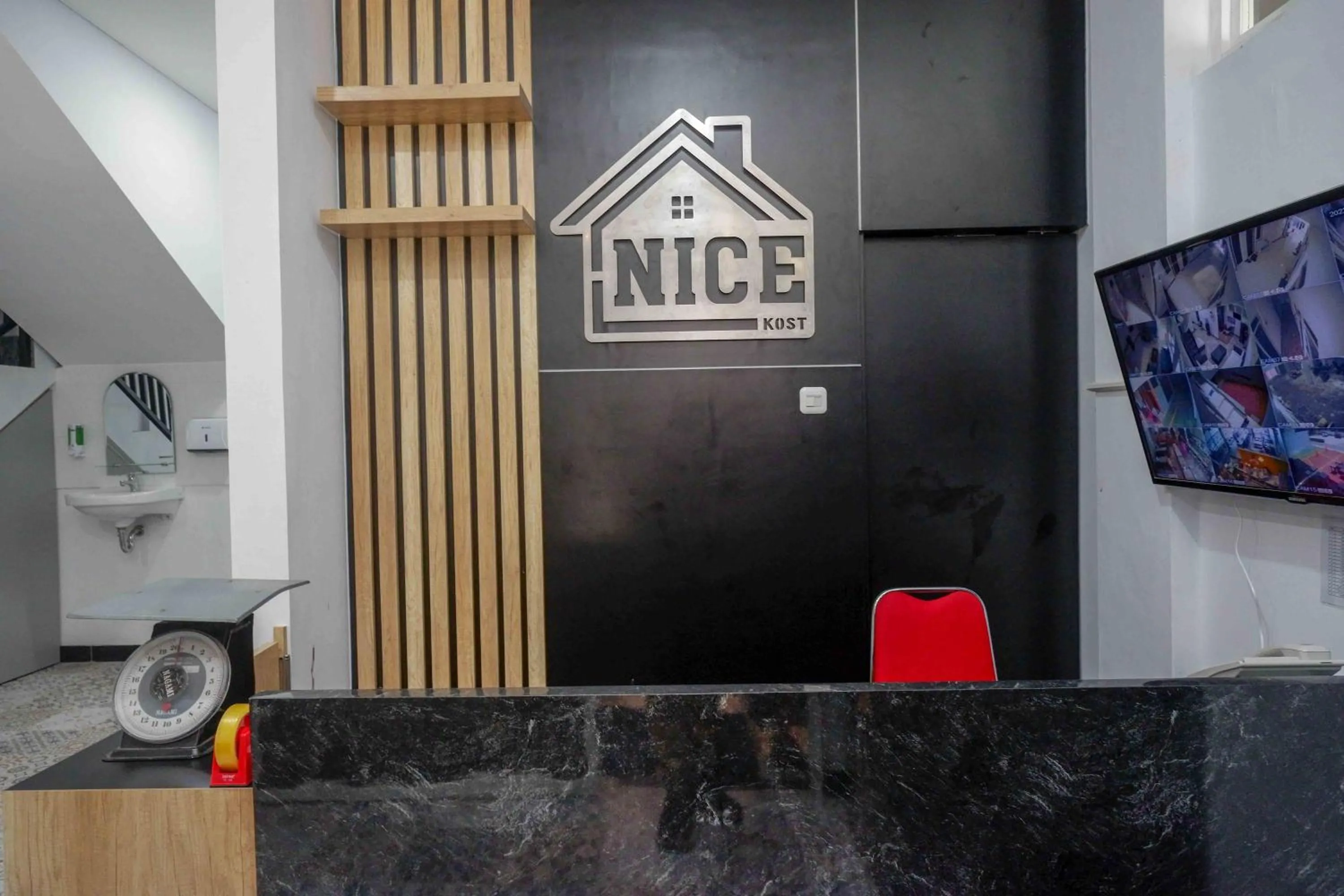 Lobby or reception in RedDoorz Plus near Patung Kuda Undip