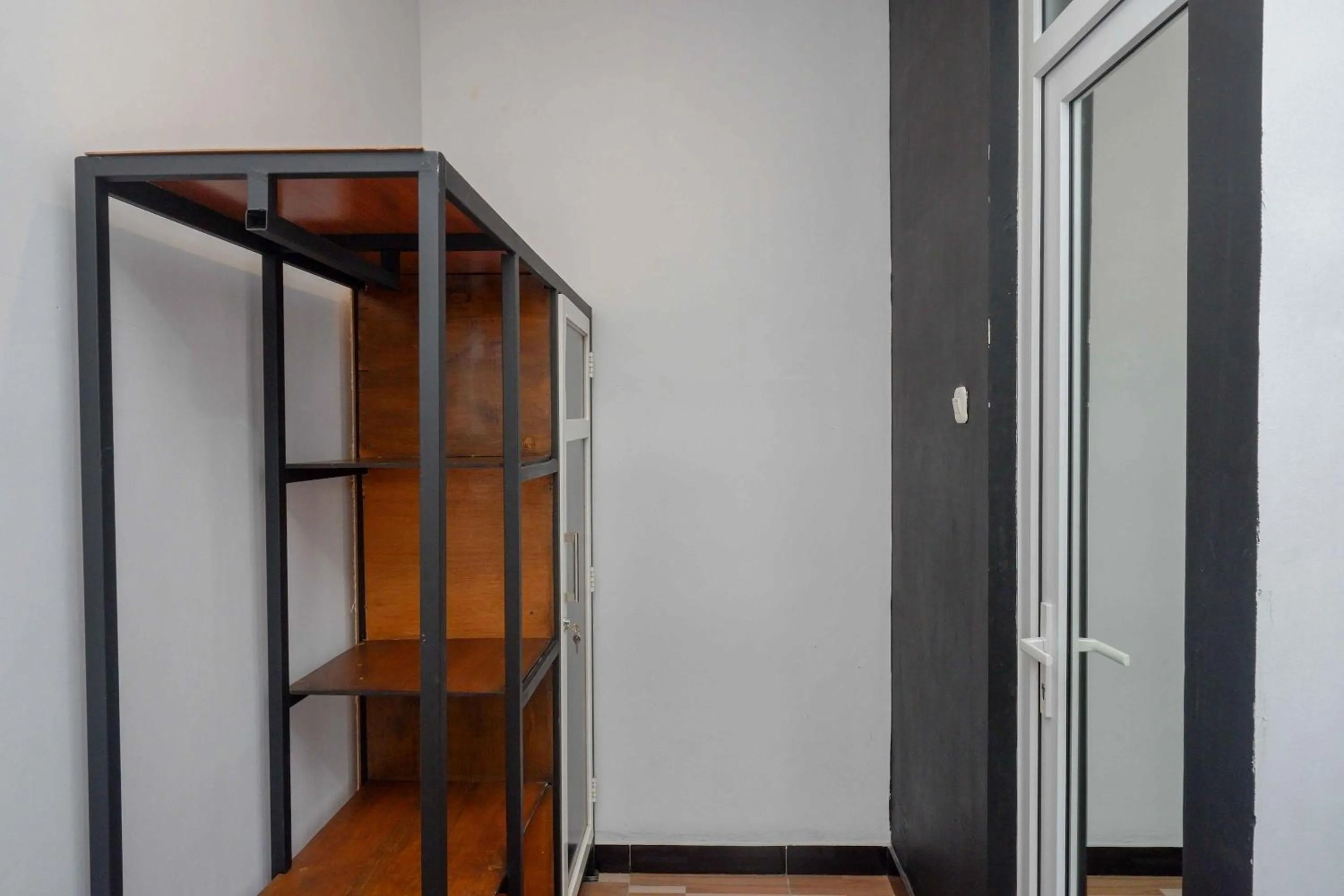 wardrobe in RedDoorz Plus near Patung Kuda Undip