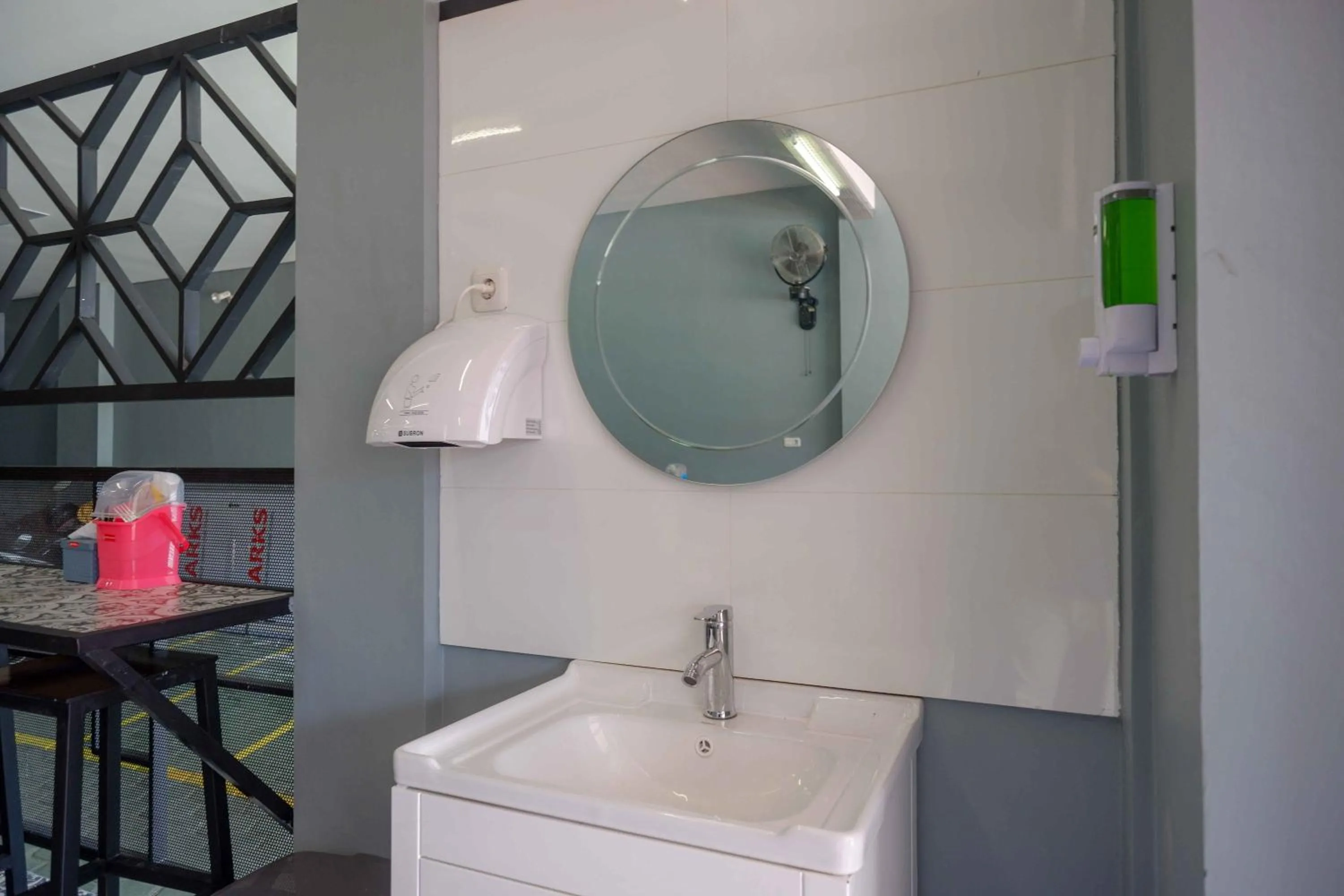 Bathroom in RedDoorz Plus near Patung Kuda Undip