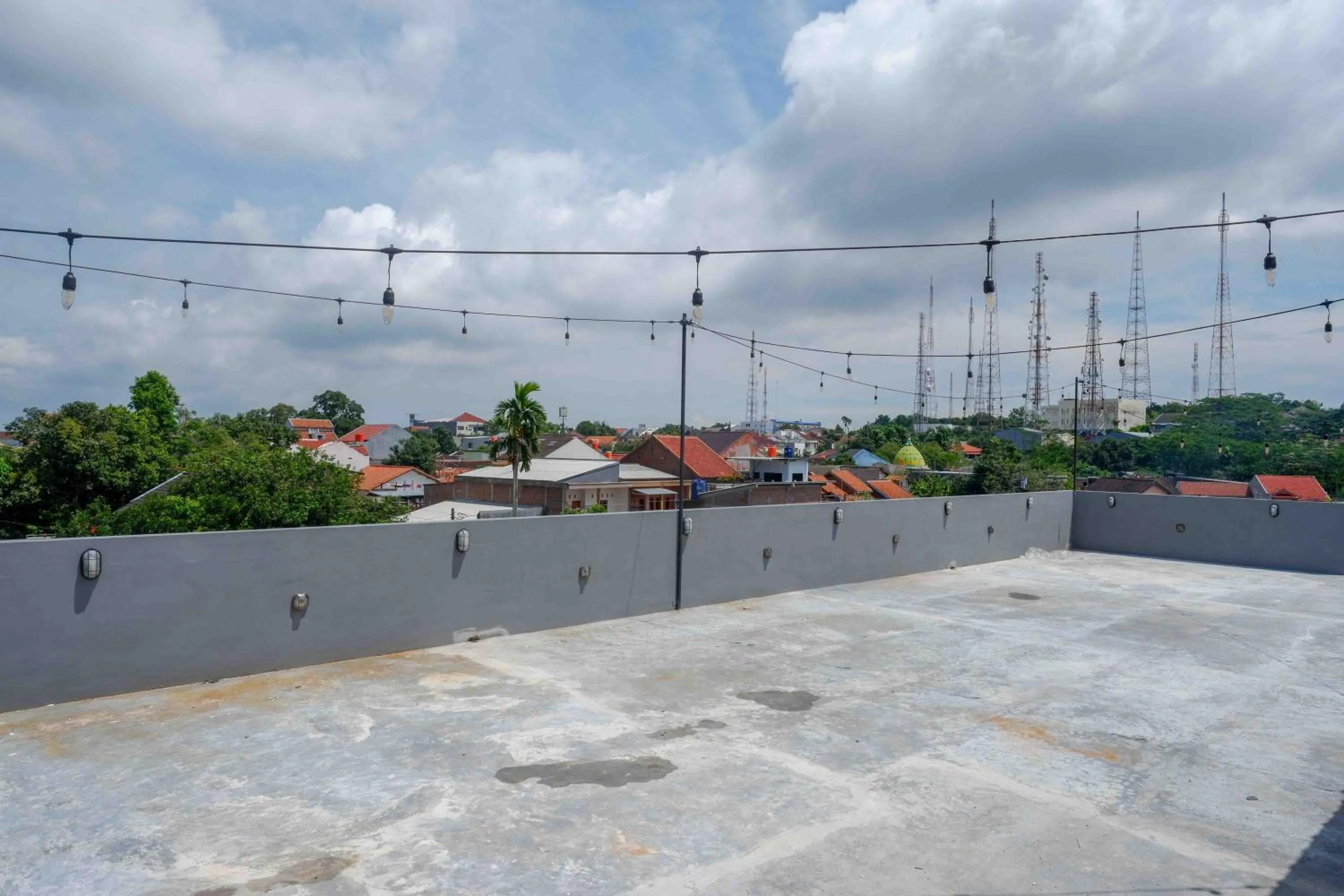 Property building in RedDoorz Plus near Patung Kuda Undip