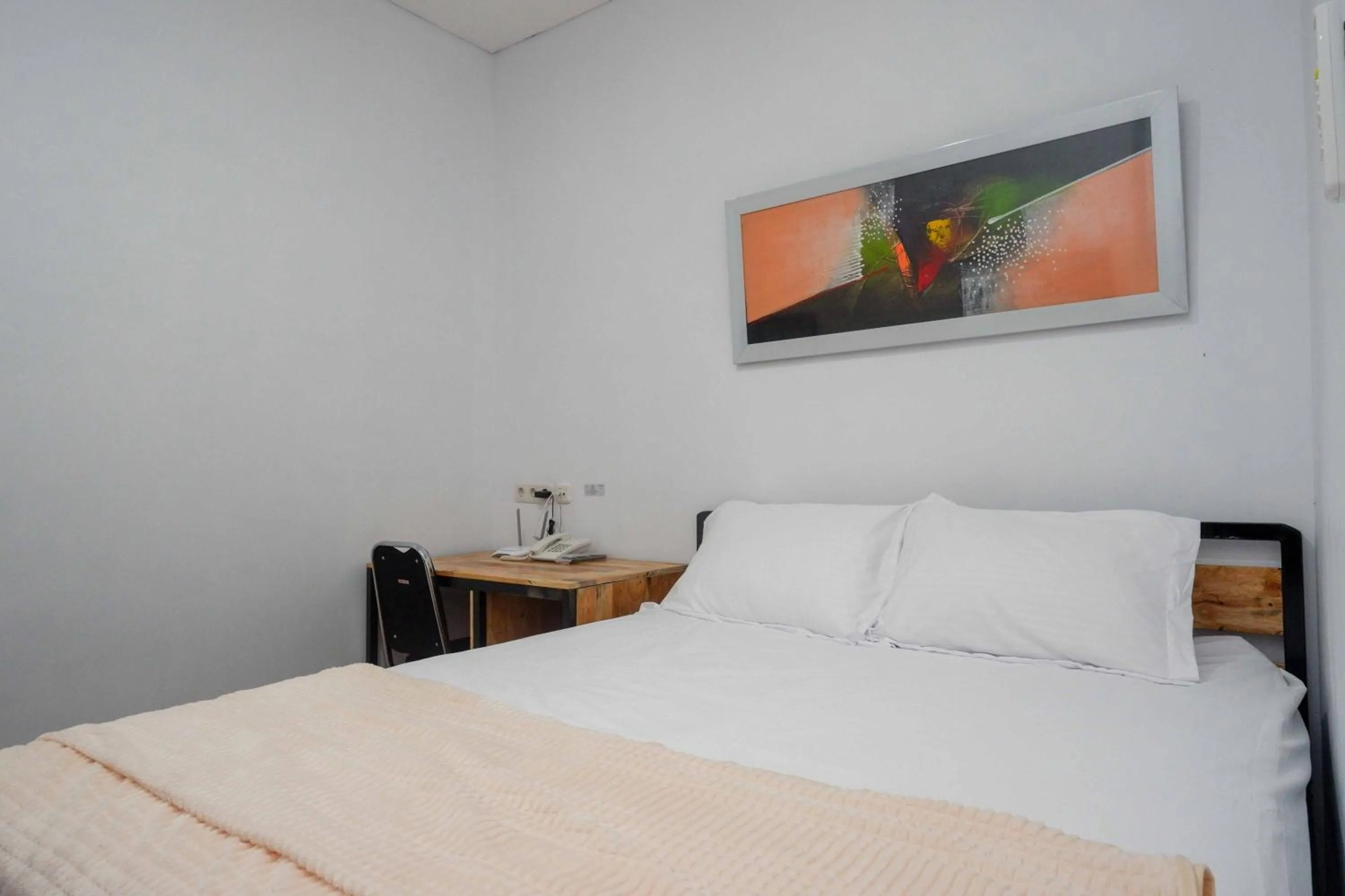 Bedroom, Bed in RedDoorz Plus near Patung Kuda Undip