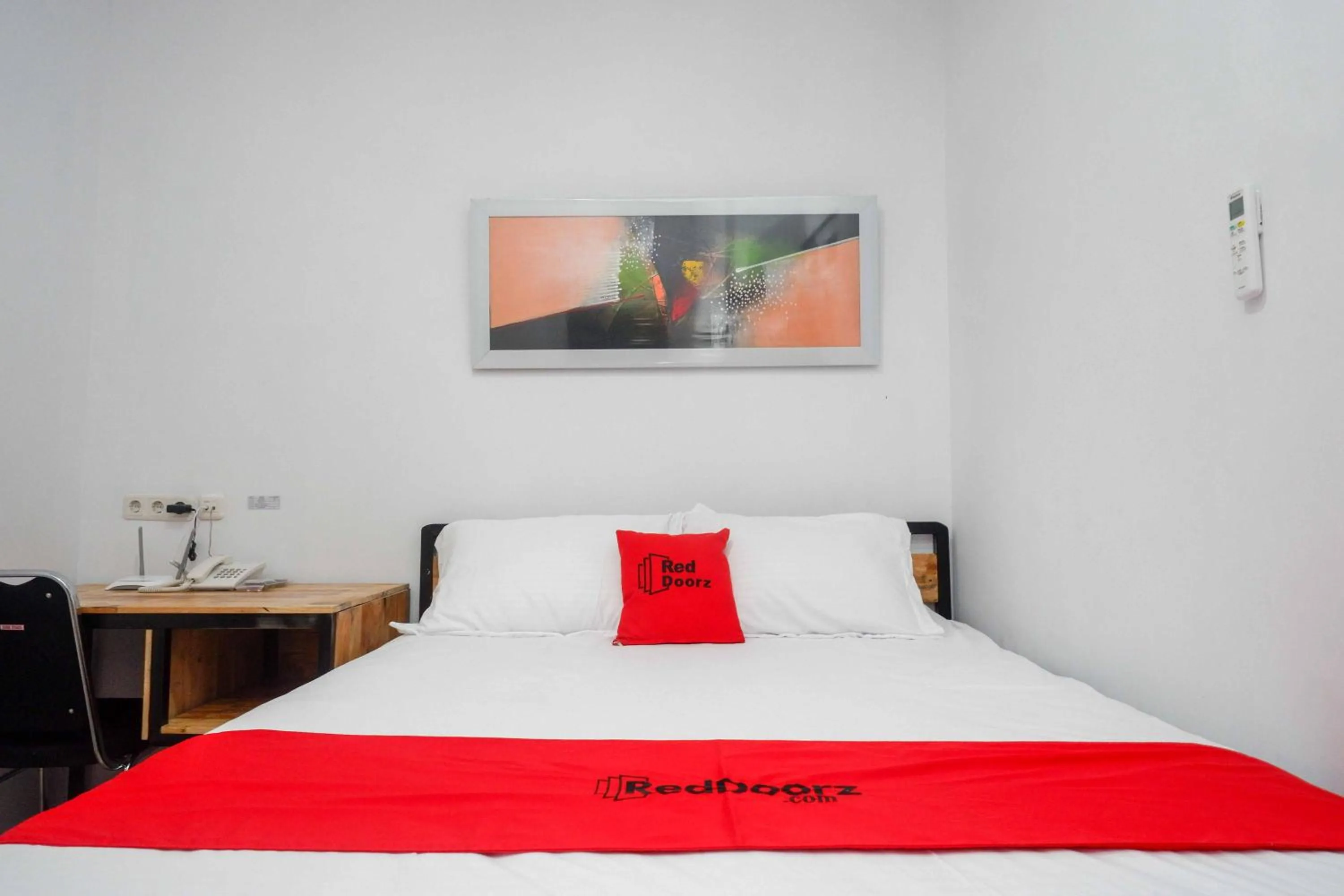 Bedroom, Bed in RedDoorz Plus near Patung Kuda Undip