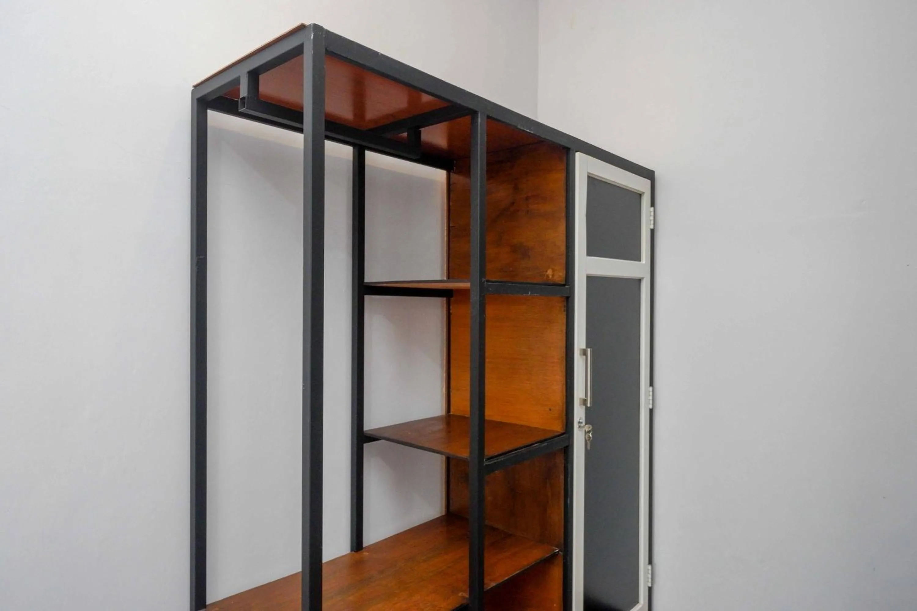 wardrobe in RedDoorz Plus near Patung Kuda Undip