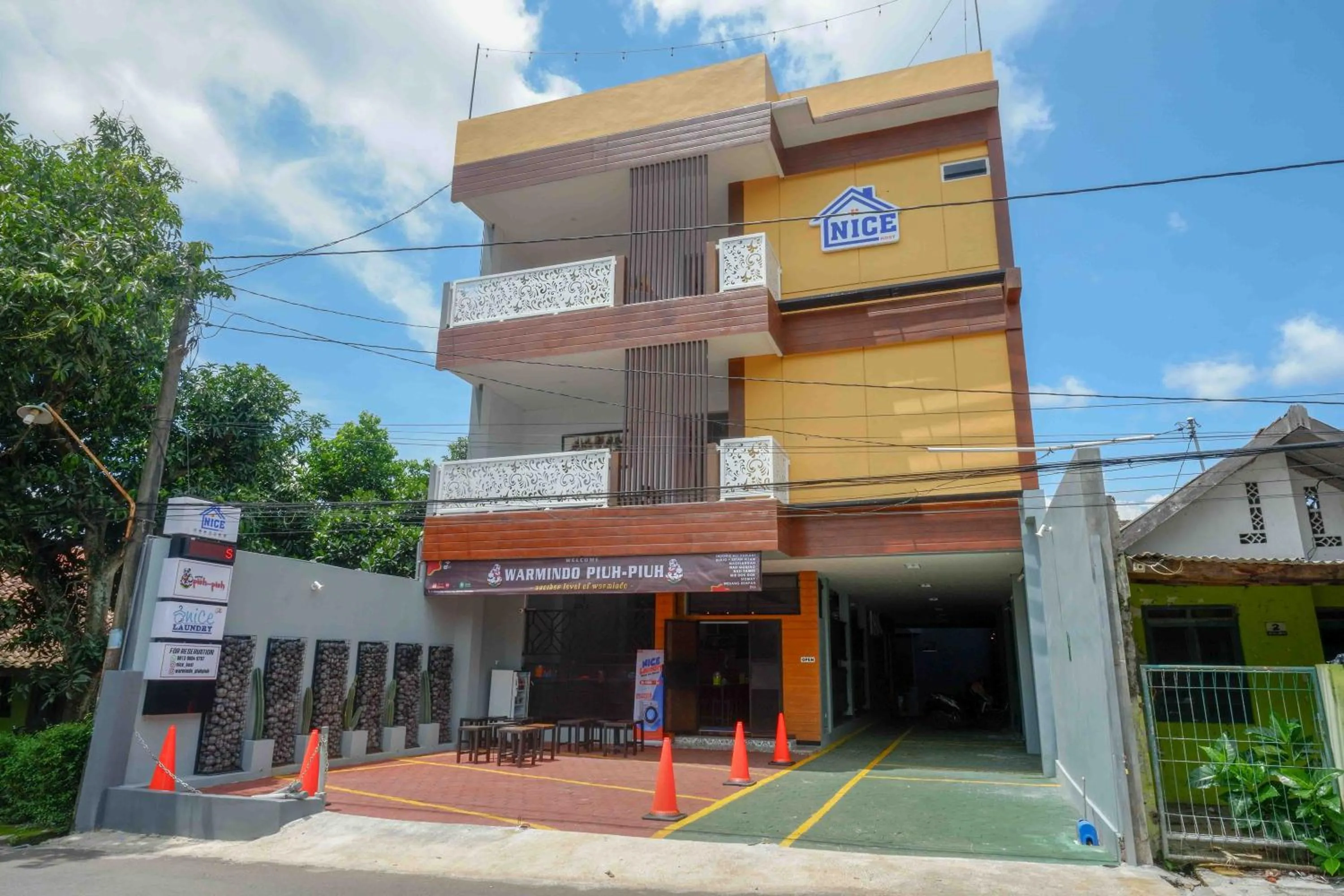 Property building in RedDoorz Plus near Patung Kuda Undip