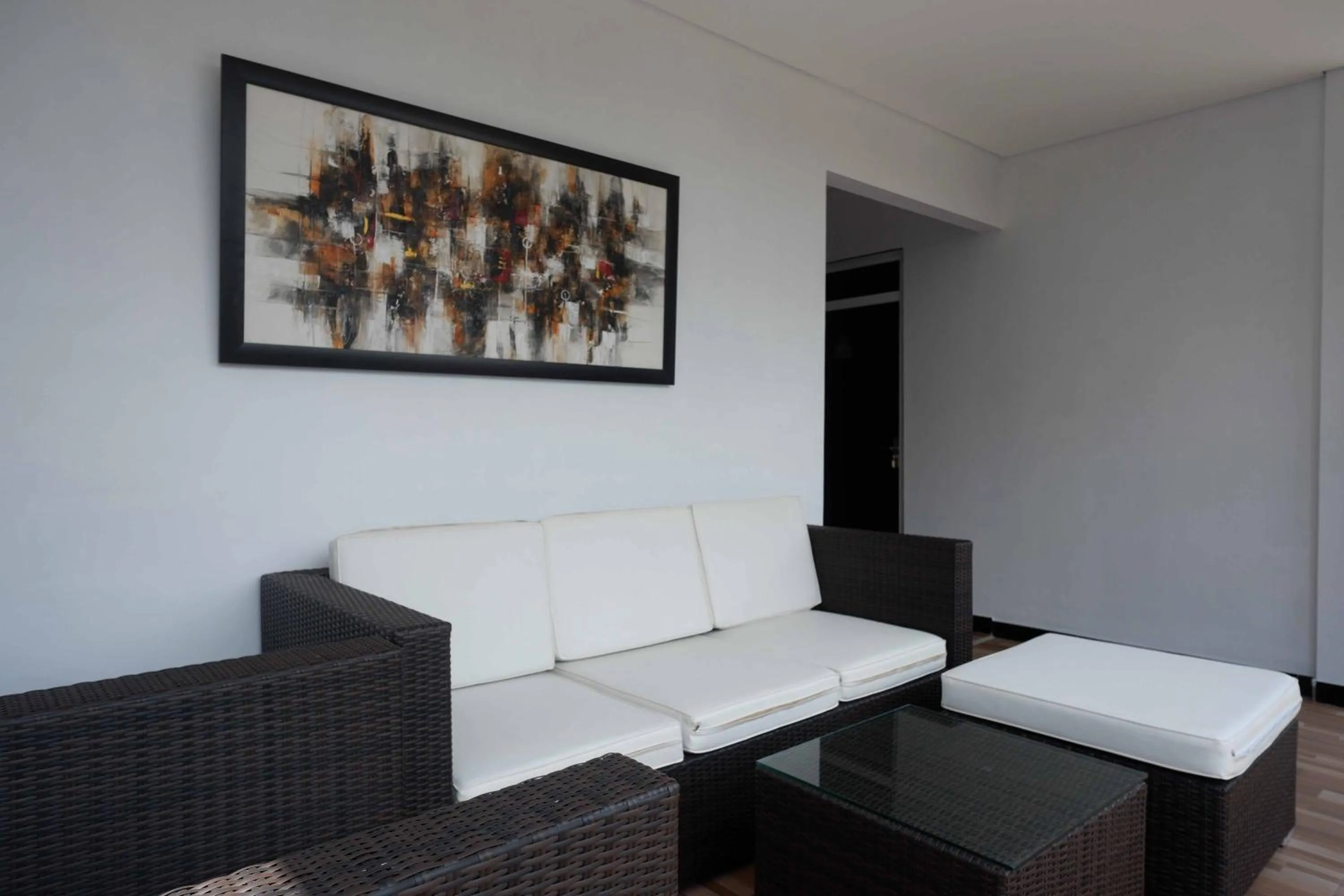 Seating area in RedDoorz Plus near Patung Kuda Undip