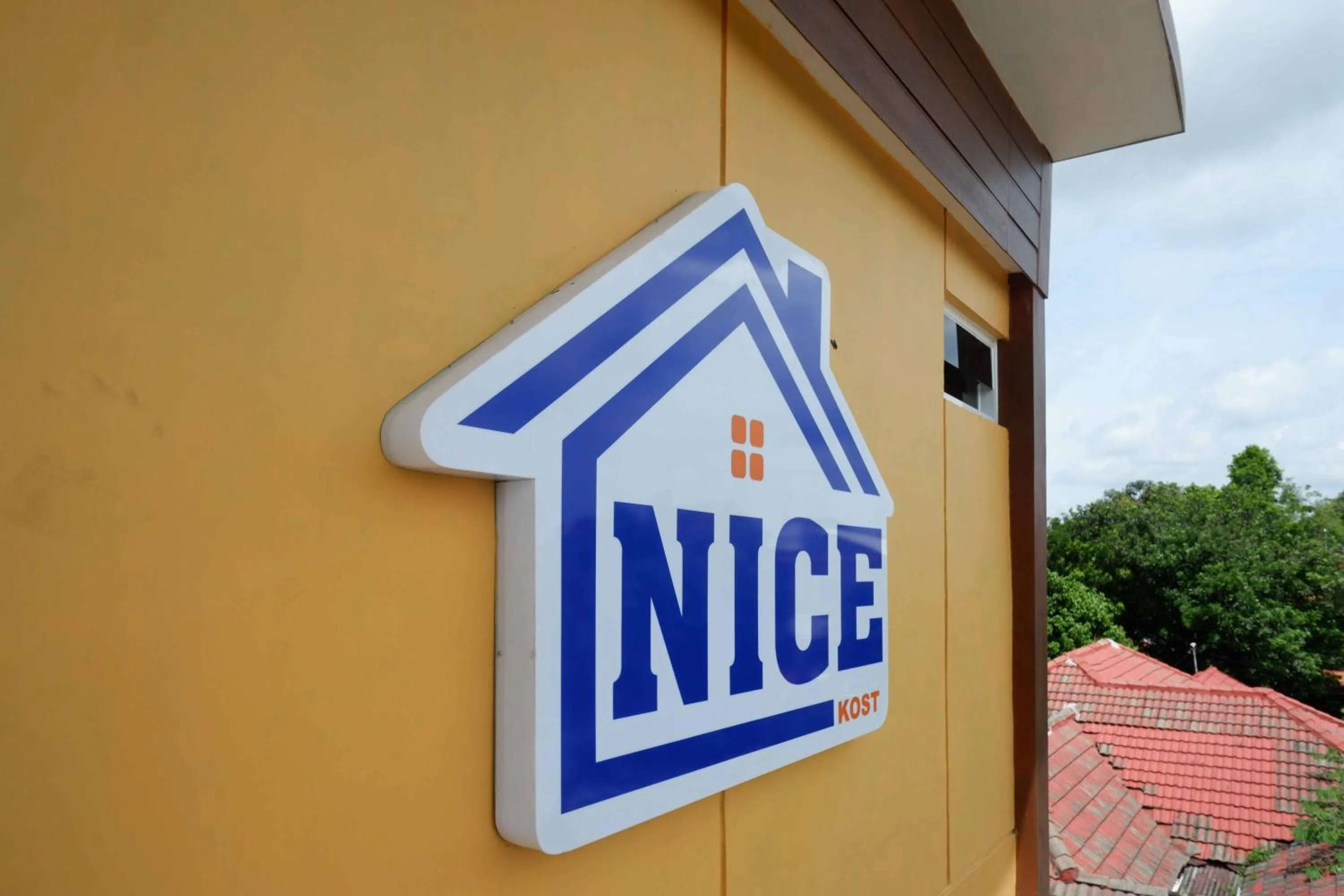 Property building in RedDoorz Plus near Patung Kuda Undip