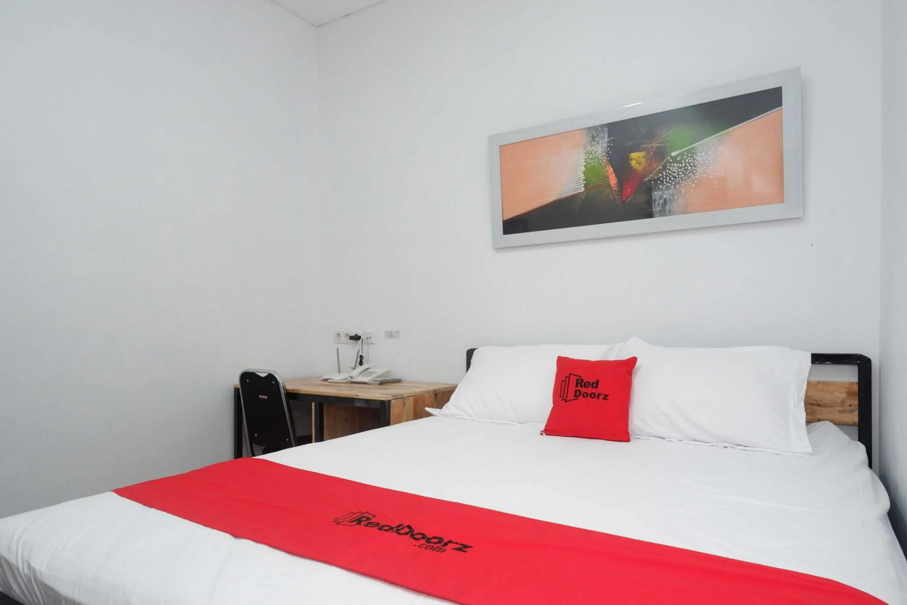 Bedroom, Bed in RedDoorz Plus near Patung Kuda Undip