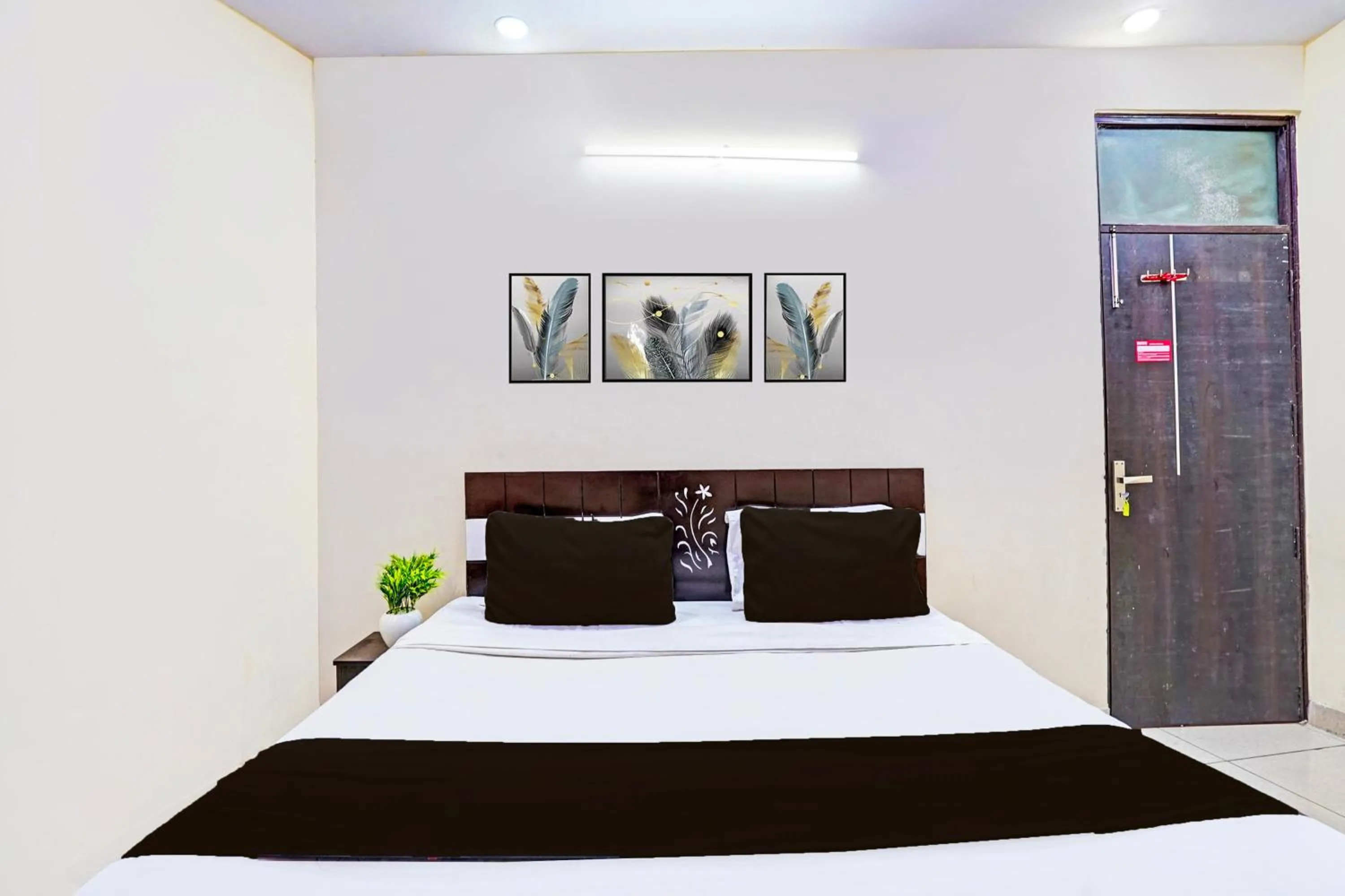 Bedroom, Bed in Hotel O Royal Inn