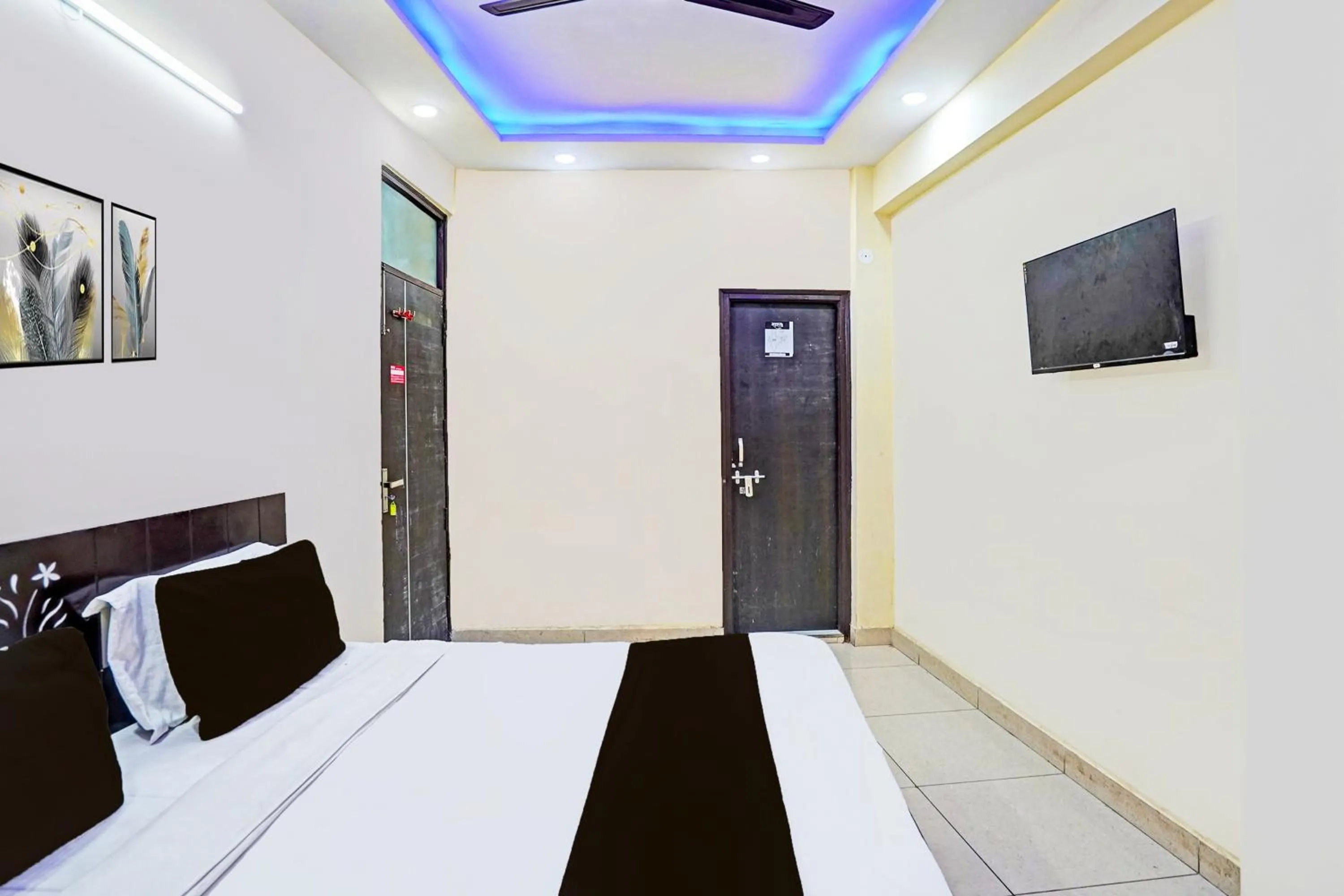 Lobby or reception, Bed in Hotel O Royal Inn