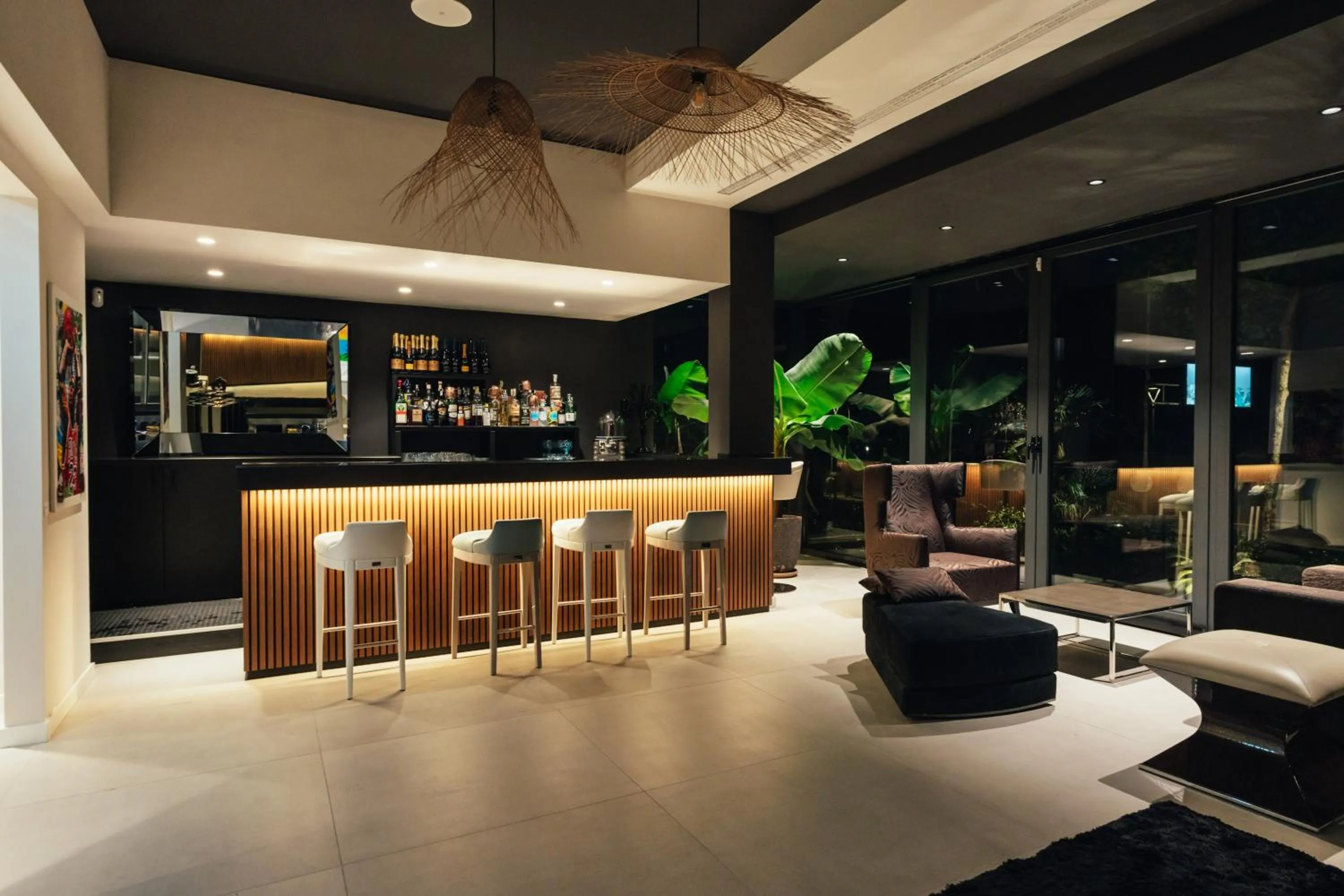 Communal lounge/ TV room in M House Art Hotel