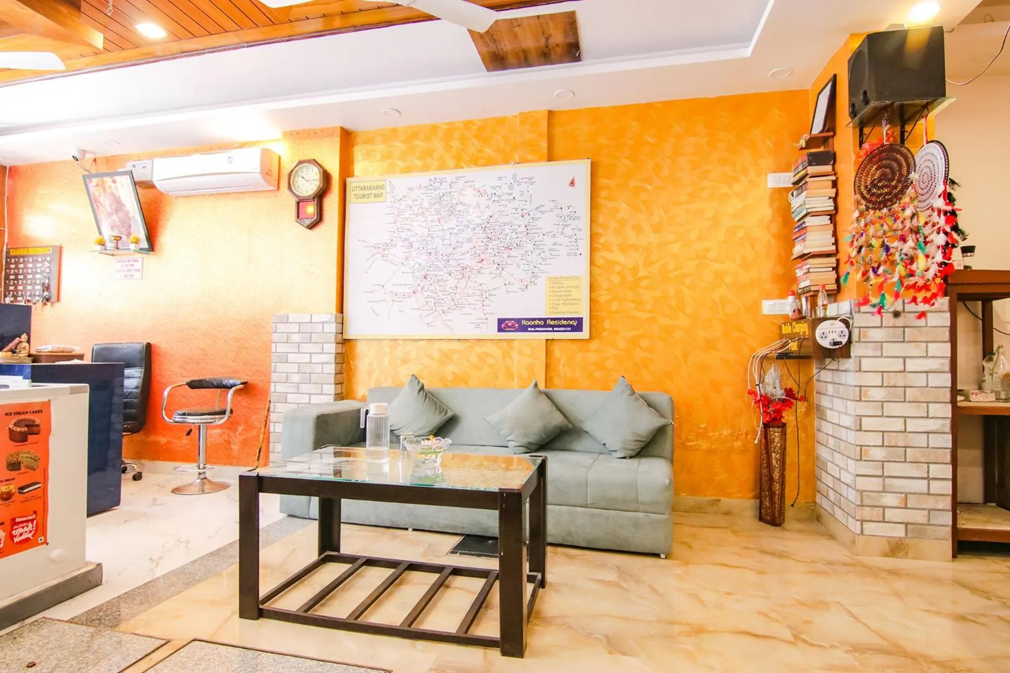 Communal lounge/ TV room in Hotel Kaanha Residency Inn By Shree Krishna Hospitality