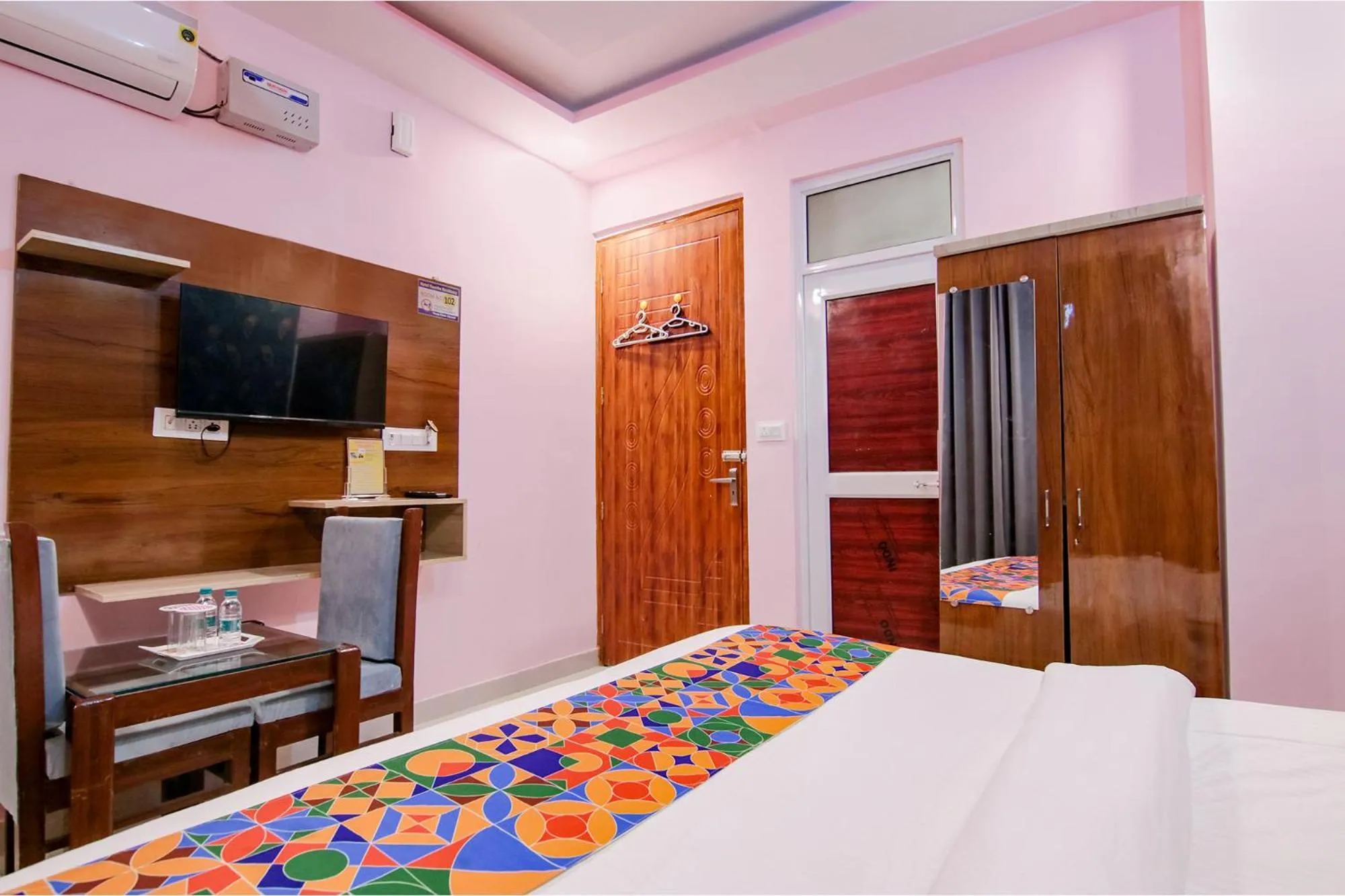 Bed in Hotel Kaanha Residency Inn By Shree Krishna Hospitality