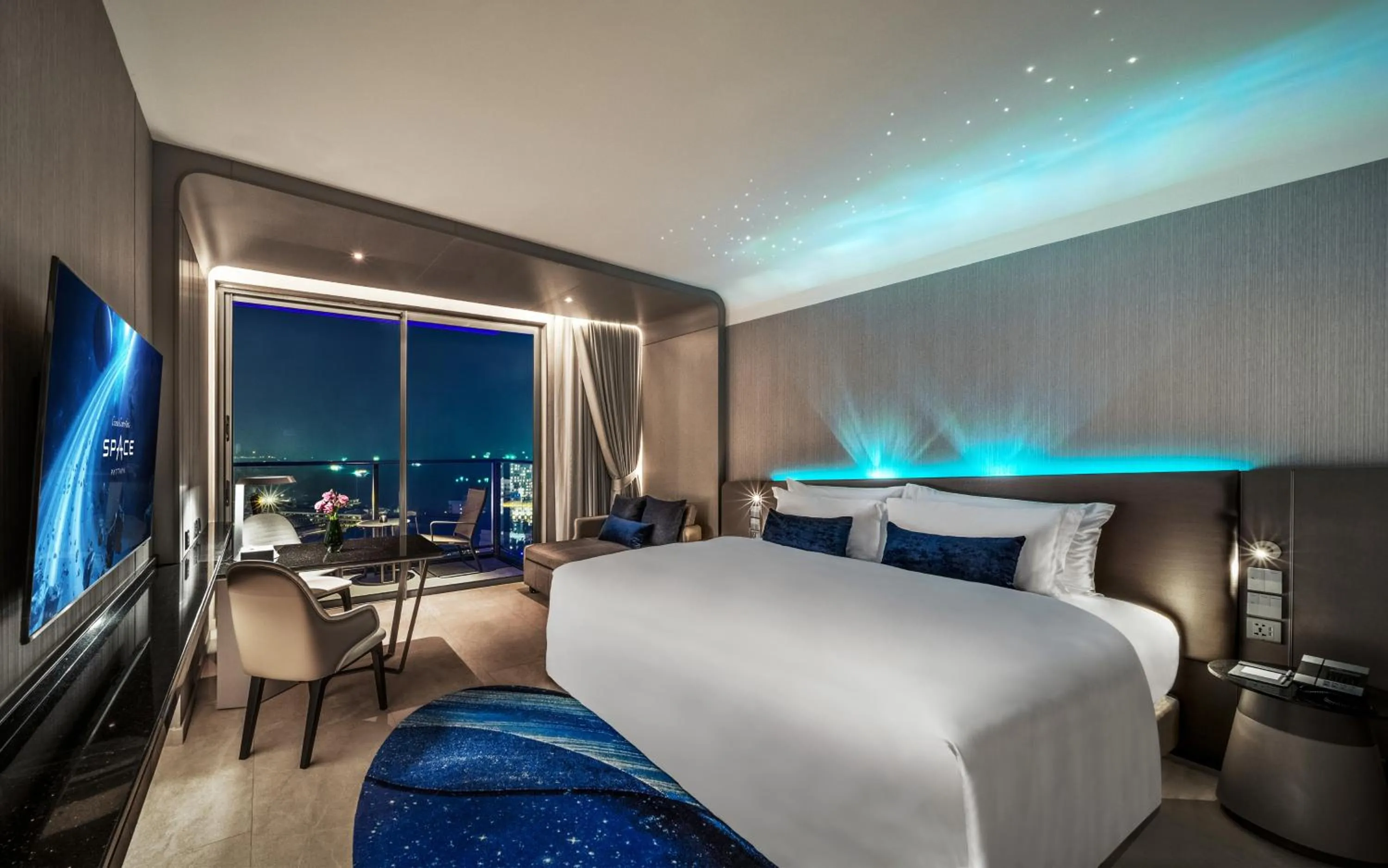 Bedroom, Bed in Grande Centre Point Space Pattaya