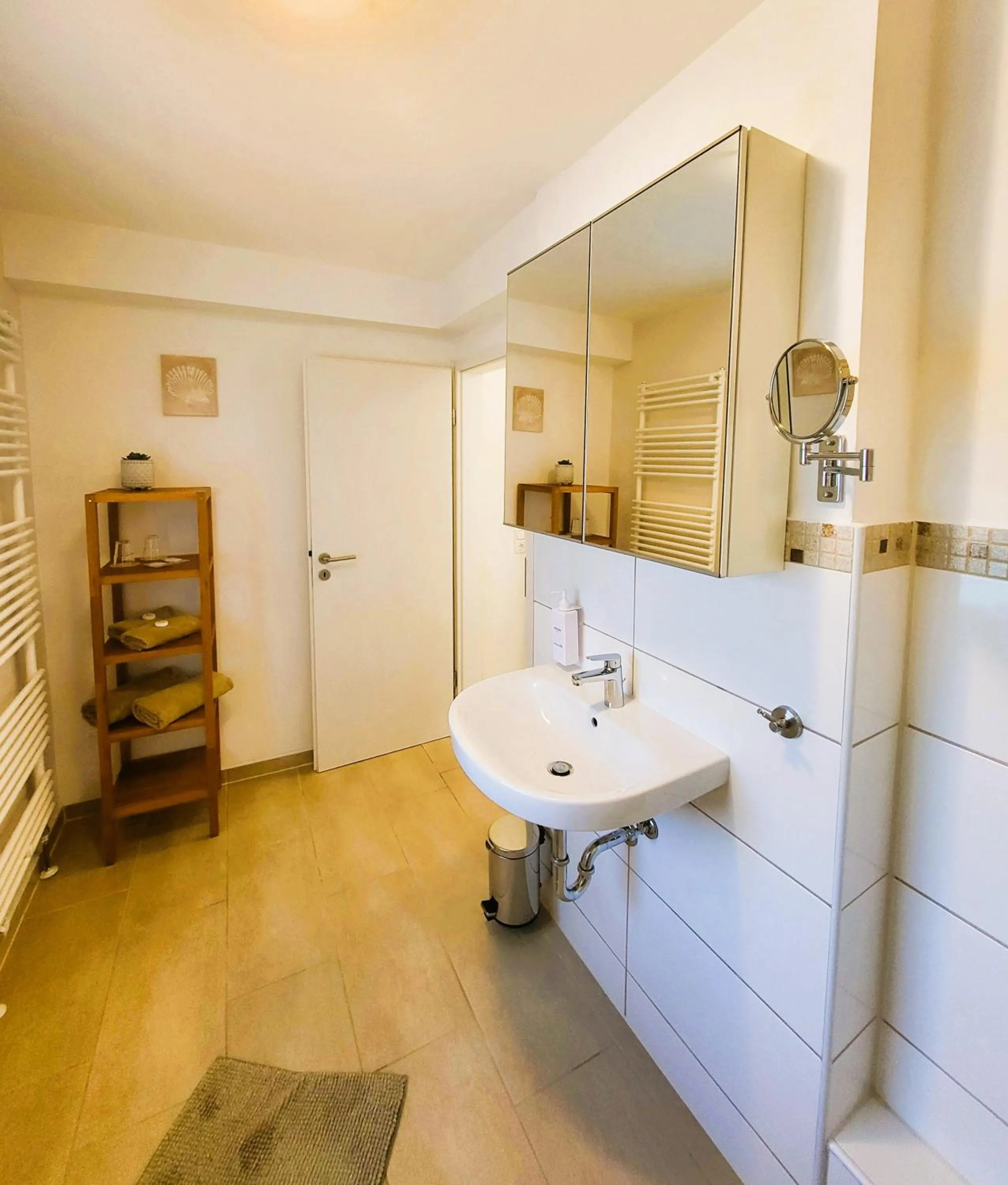 Bathroom in CJS Apartments - Chill or Drive am Nürburgring, new Box Spring Beds, new furniture, WLan, Spacious Rooms, Quiet Location