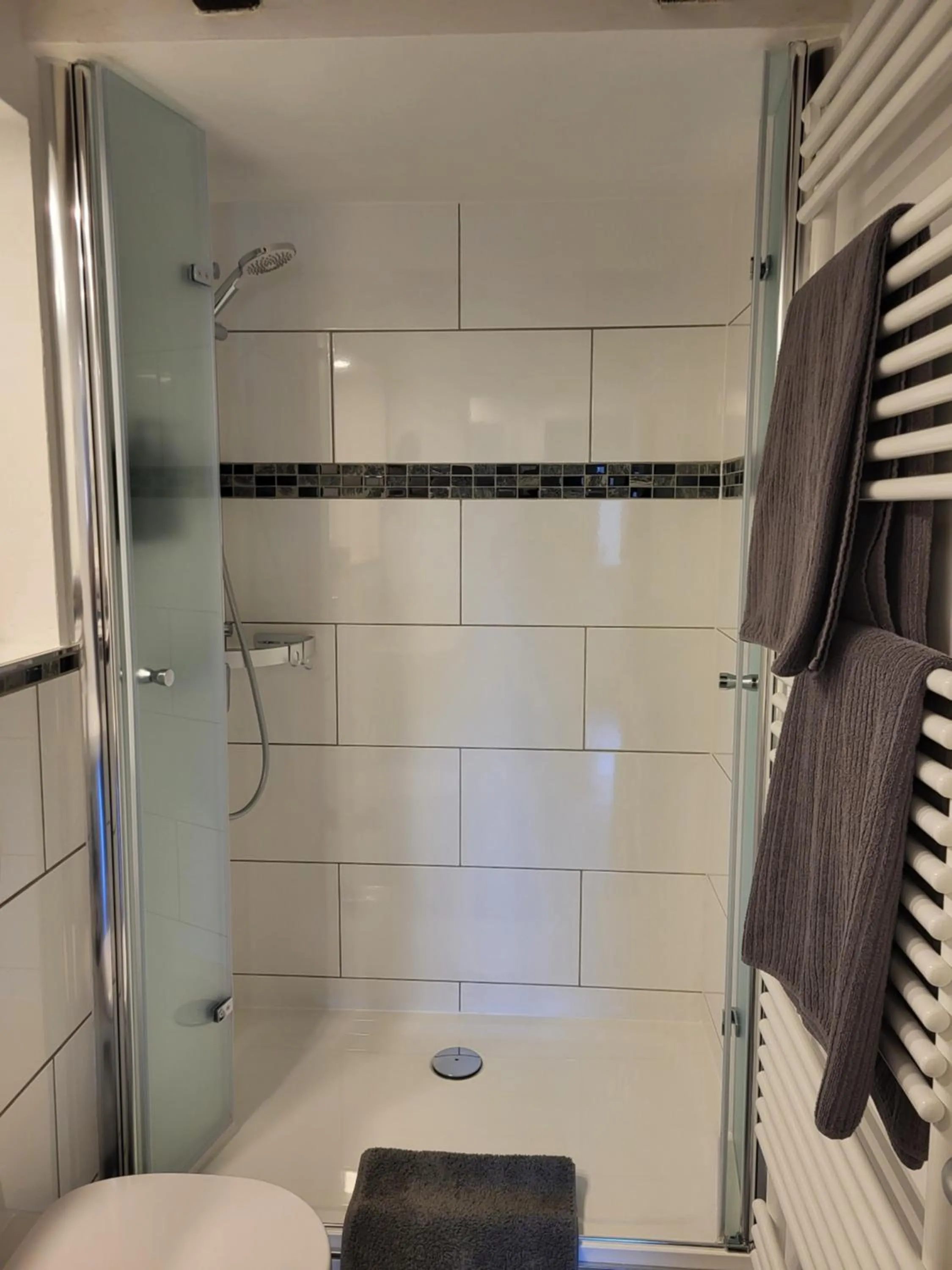 Shower in CJS Apartments - Chill or Drive am Nürburgring, Free Parking, WLan, Spacious Rooms, Quiet Location