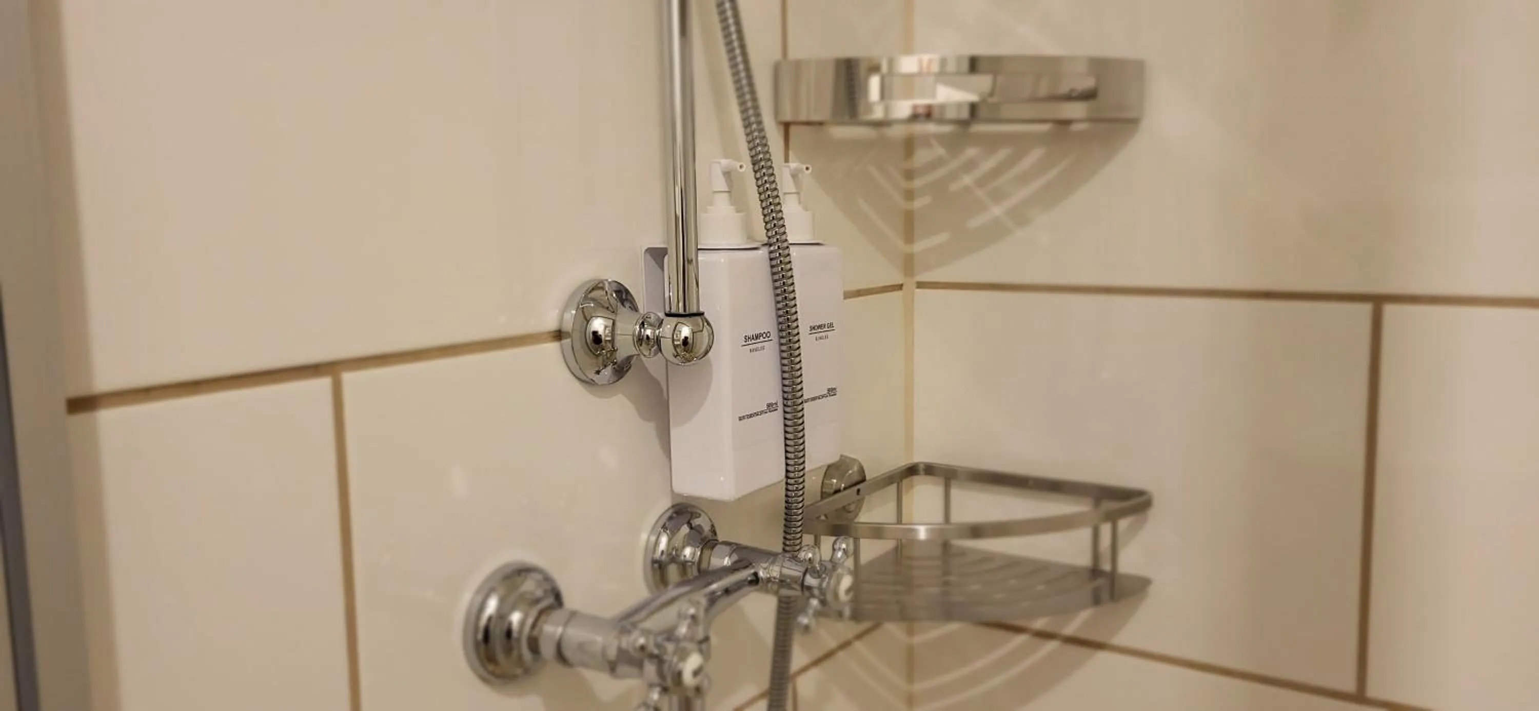 Bathroom in CJS Apartments - Chill or Drive am Nürburgring, Free Parking, WLan, Spacious Rooms, Quiet Location