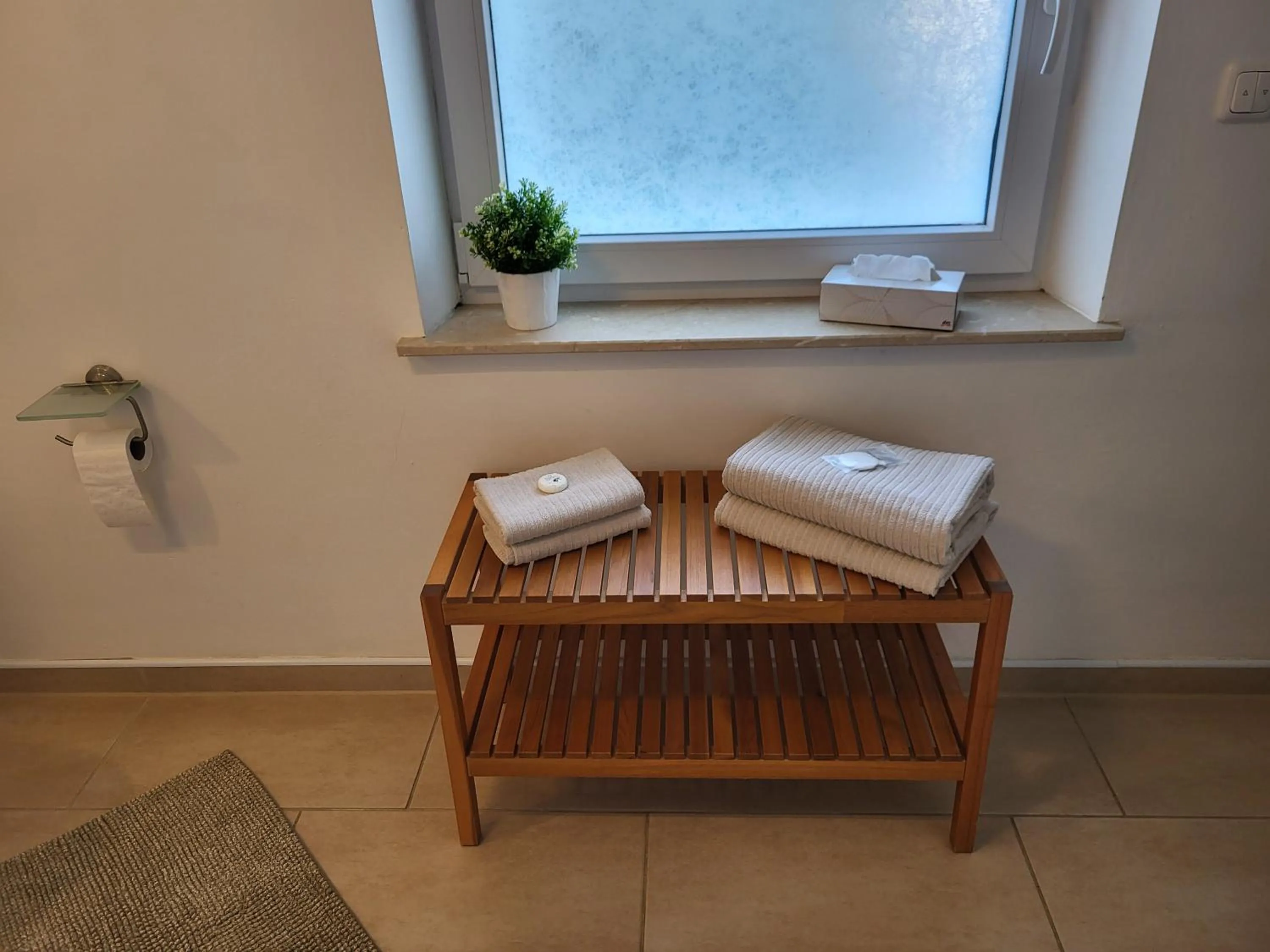 Bathroom in CJS Apartments - Chill or Drive am Nürburgring, Free Parking, WLan, Spacious Rooms, Quiet Location