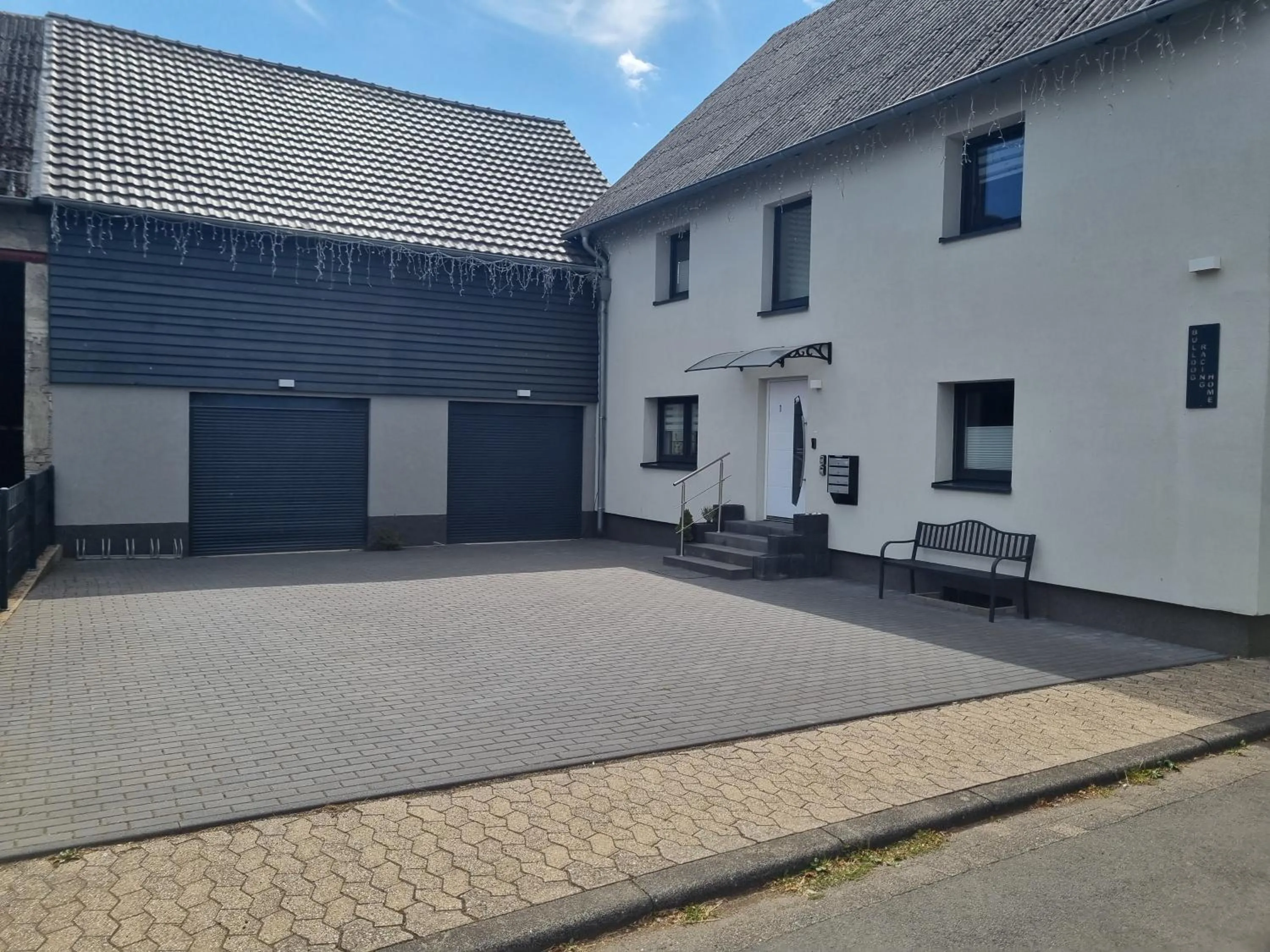 CJS Apartments - Chill or Drive am Nürburgring, Free Parking, WLan, Spacious Rooms, Quiet Location