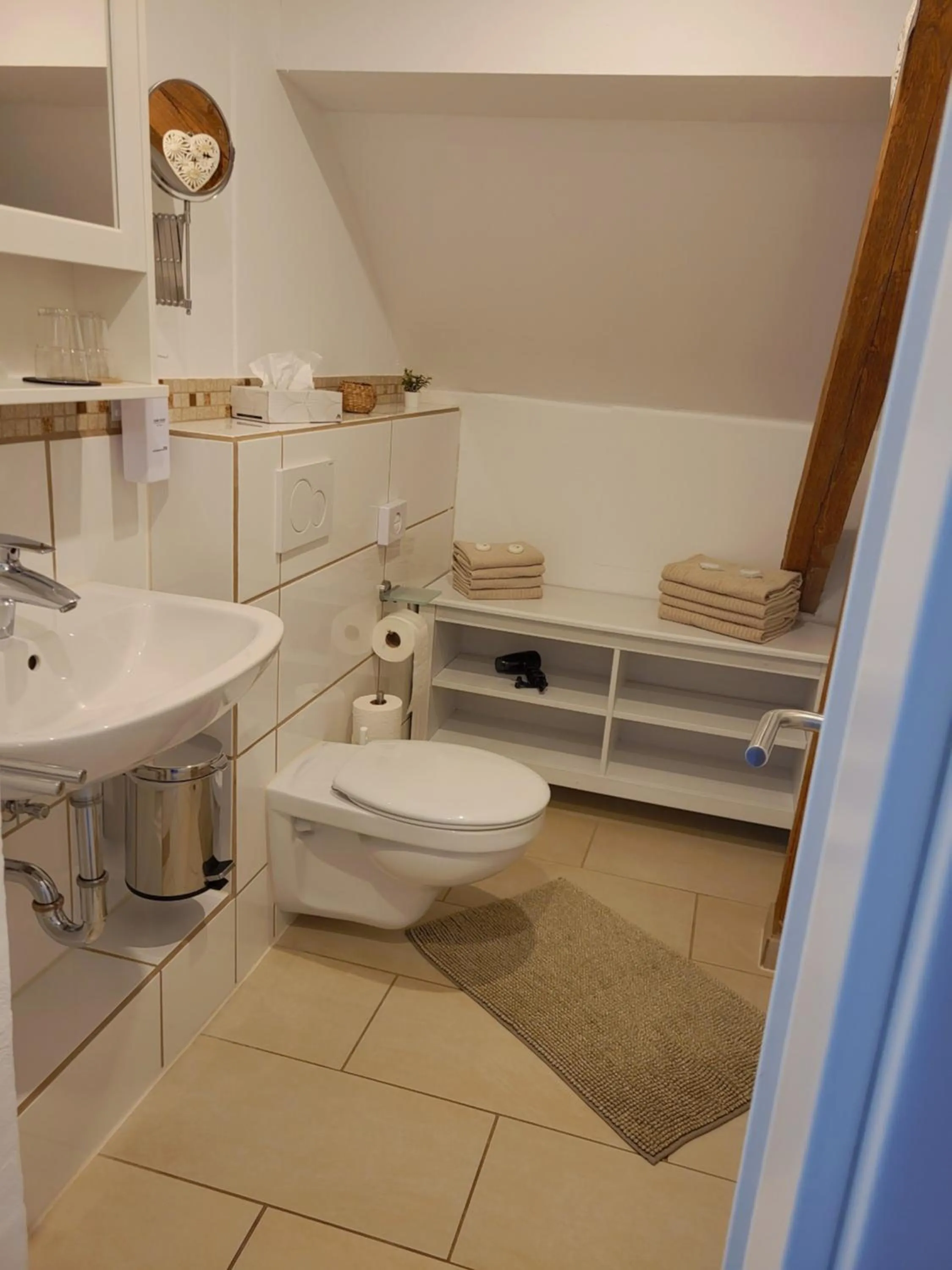Bathroom in CJS Apartments - Chill or Drive am Nürburgring, Free Parking, WLan, Spacious Rooms, Quiet Location