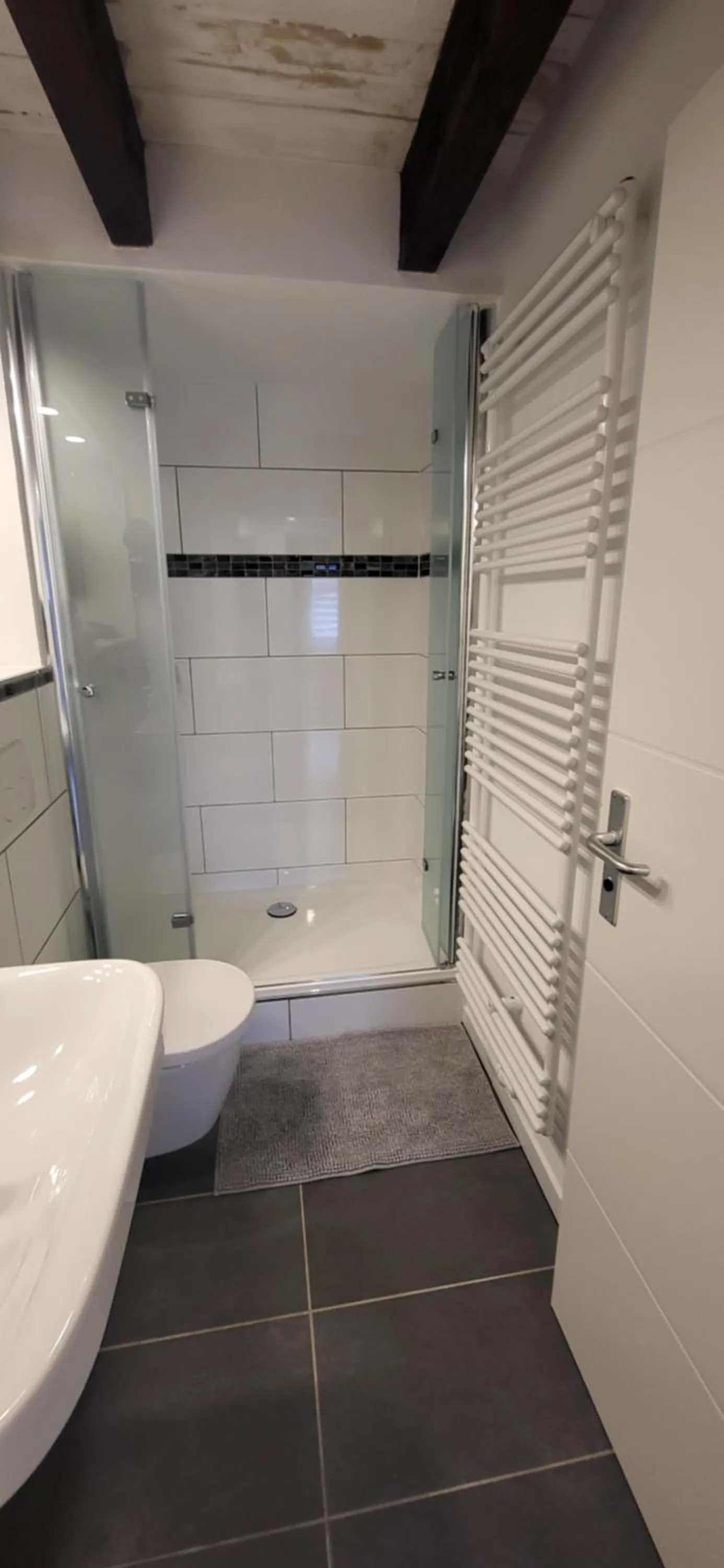 Shower in CJS Apartments - Chill or Drive am Nürburgring, Free Parking, WLan, Spacious Rooms, Quiet Location