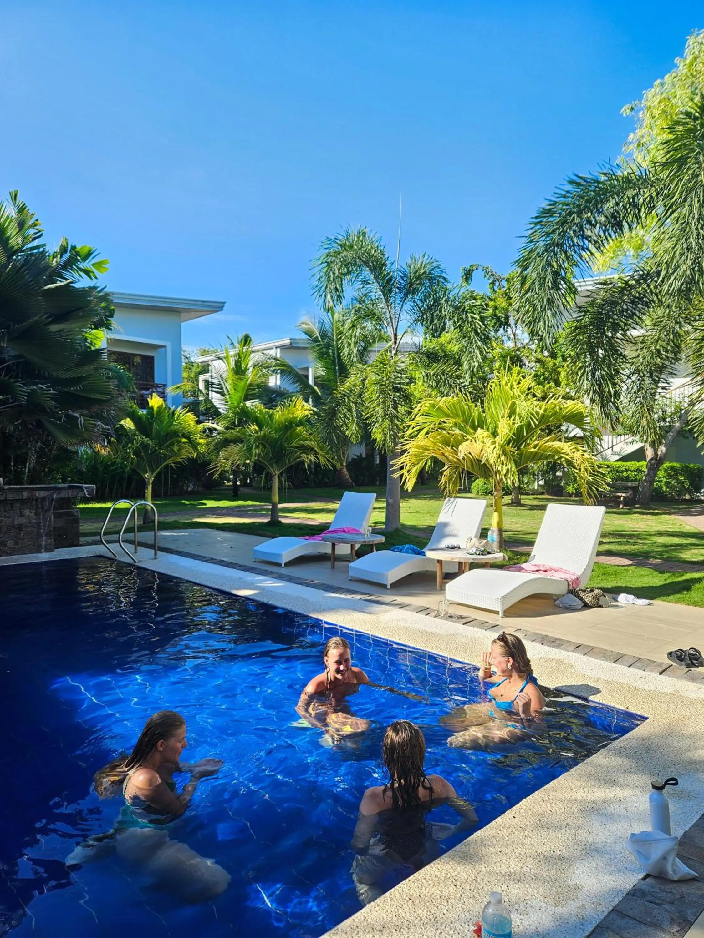 Garden in Red Picnic Hostel Panglao