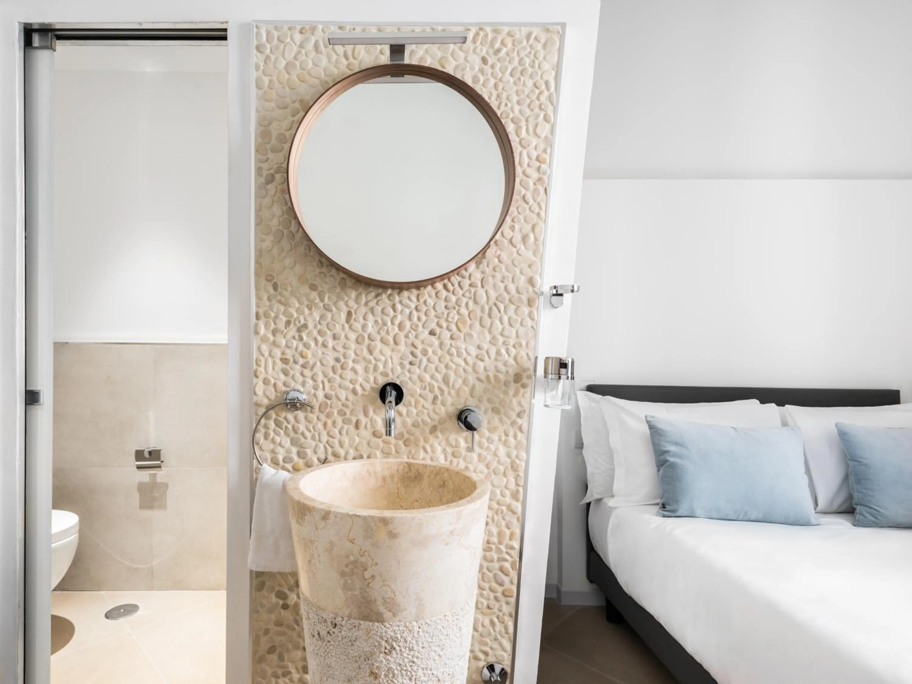 Bathroom, Bed in Numa Rome Tullo