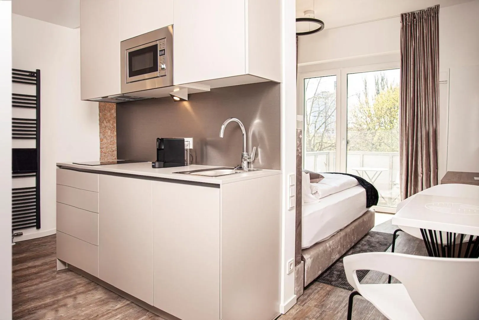 Kitchen or kitchenette in The Faces Berlin Apartments
