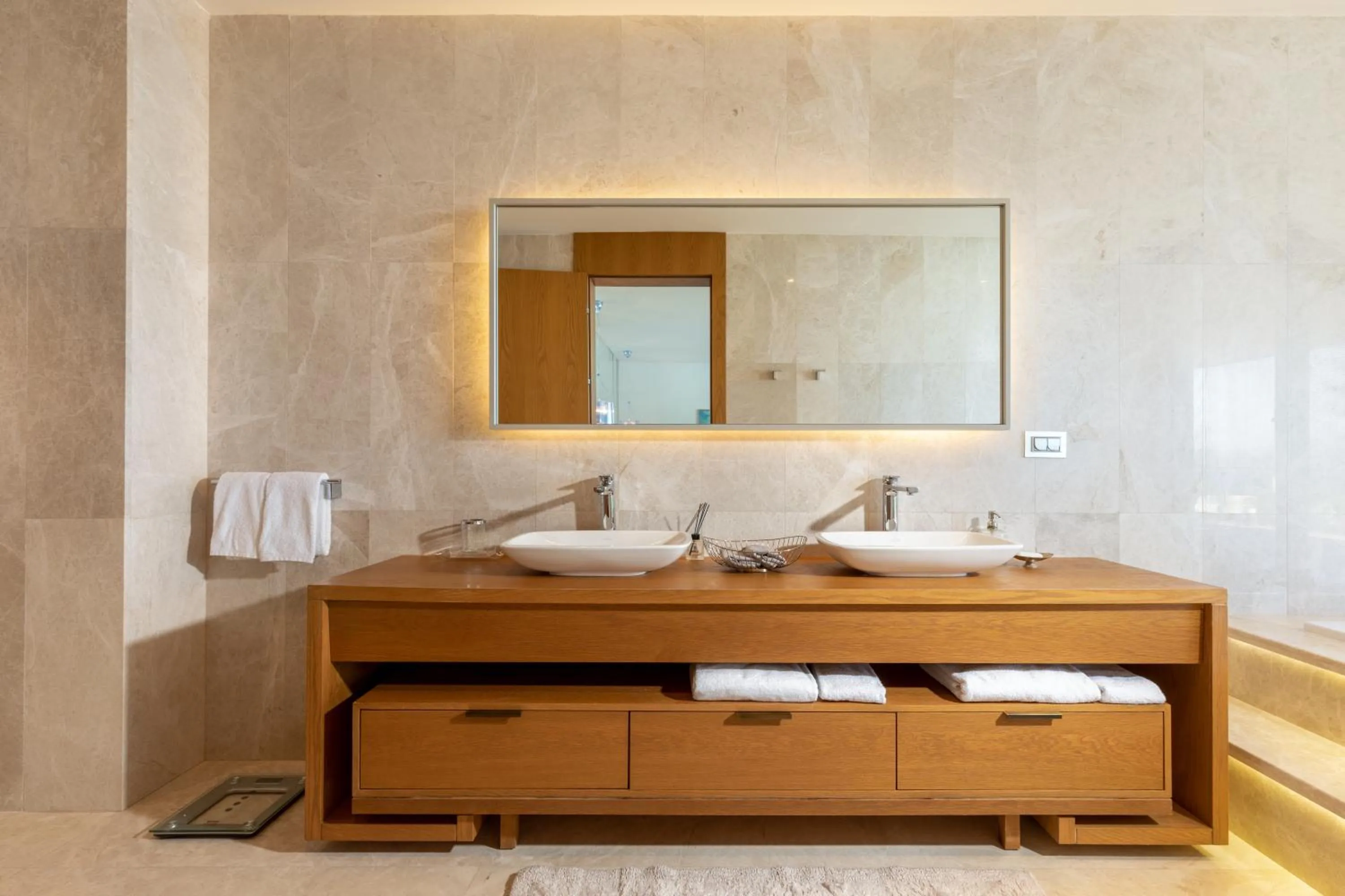 Bathroom, Bed in Hiddenbay Teos Hotel