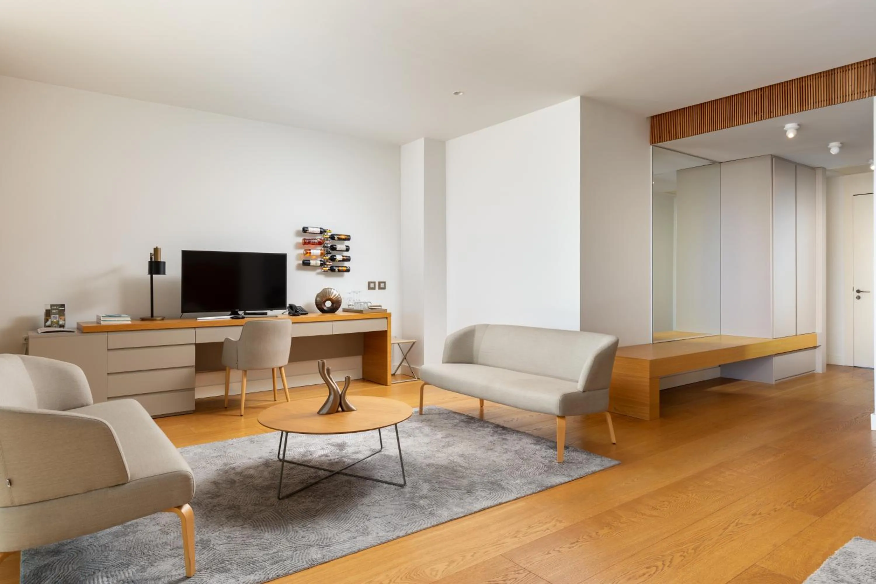 TV and multimedia in Hiddenbay Teos Hotel