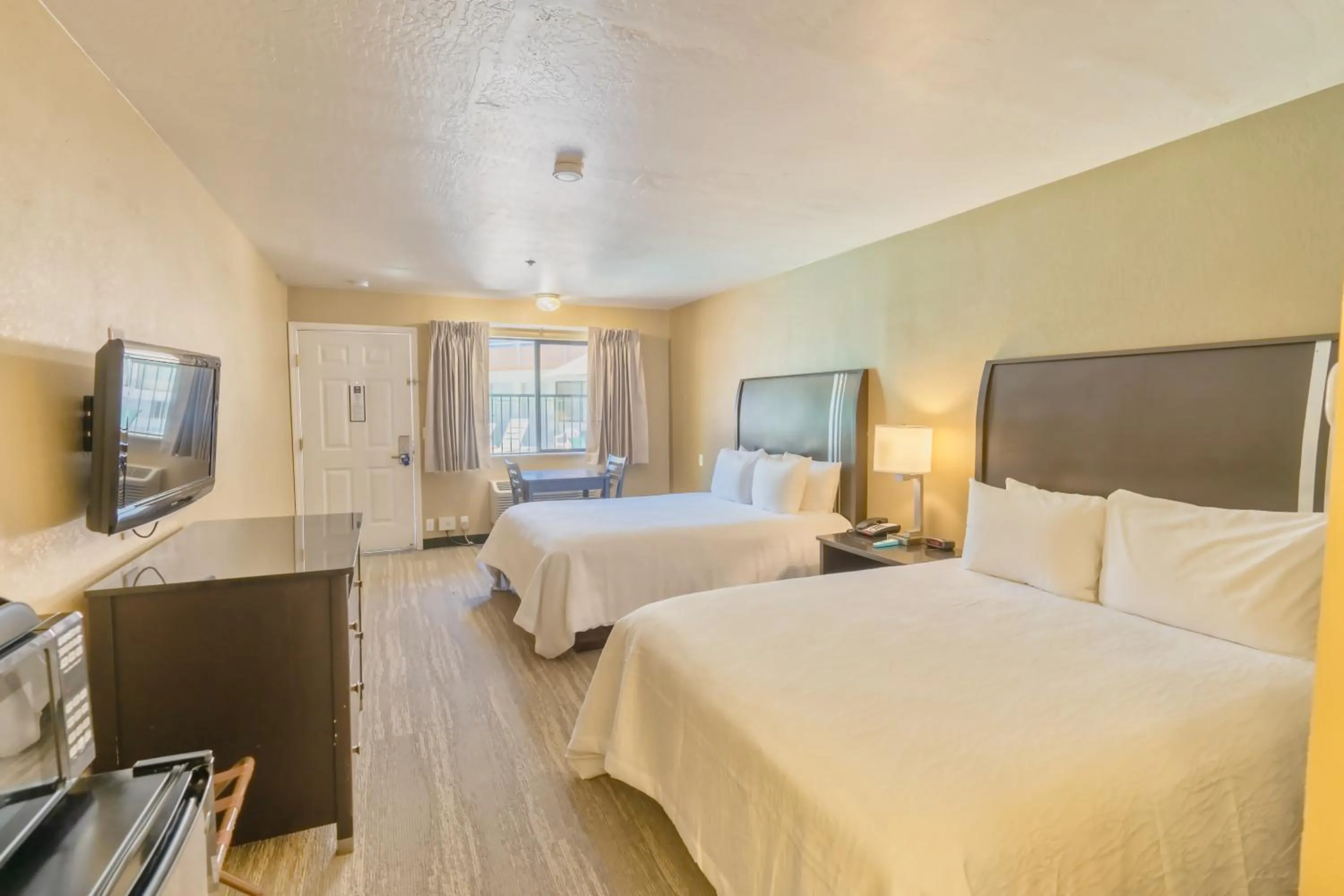 Bed in The Oakhurst Inn at Yosemite