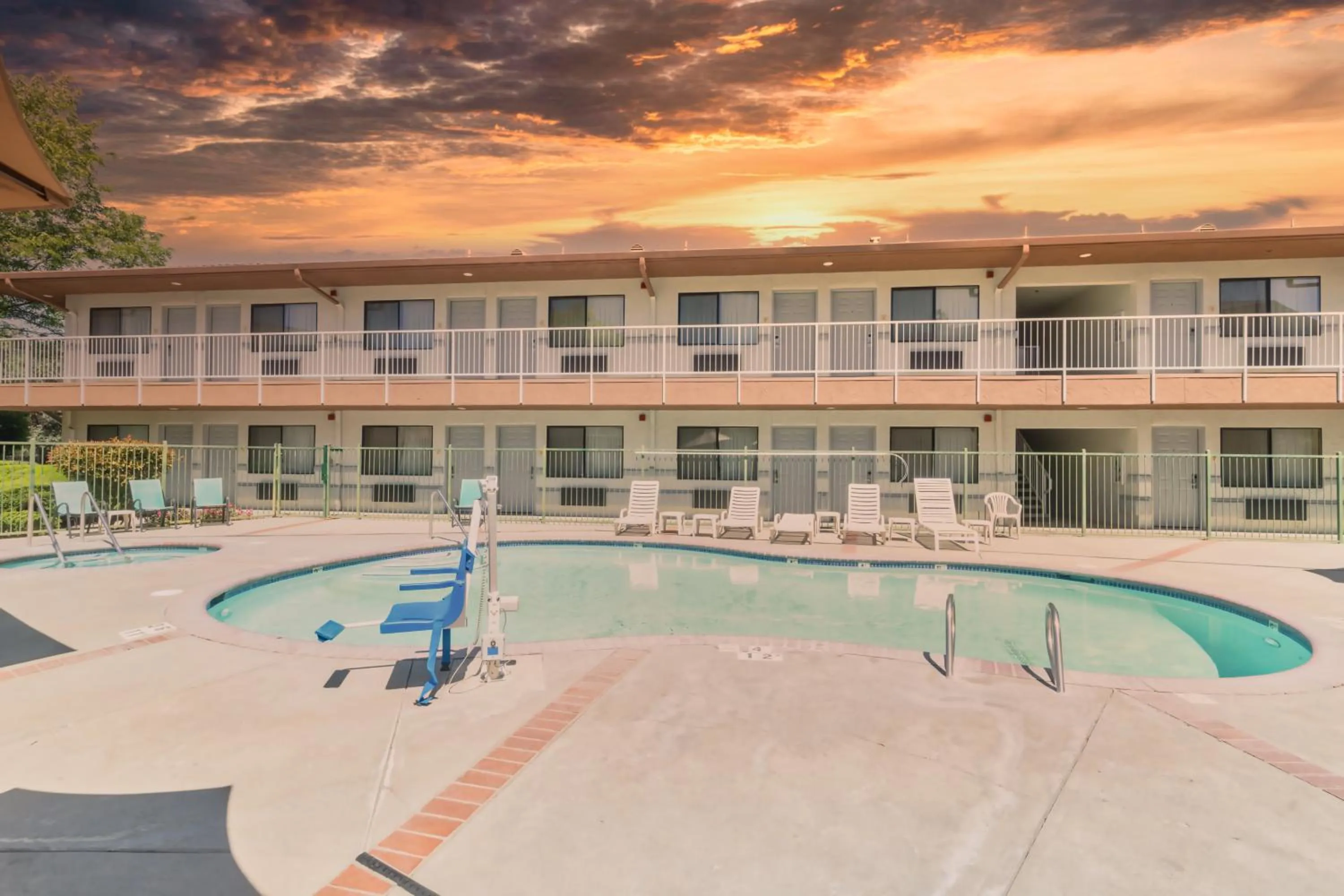 Patio in The Oakhurst Inn at Yosemite