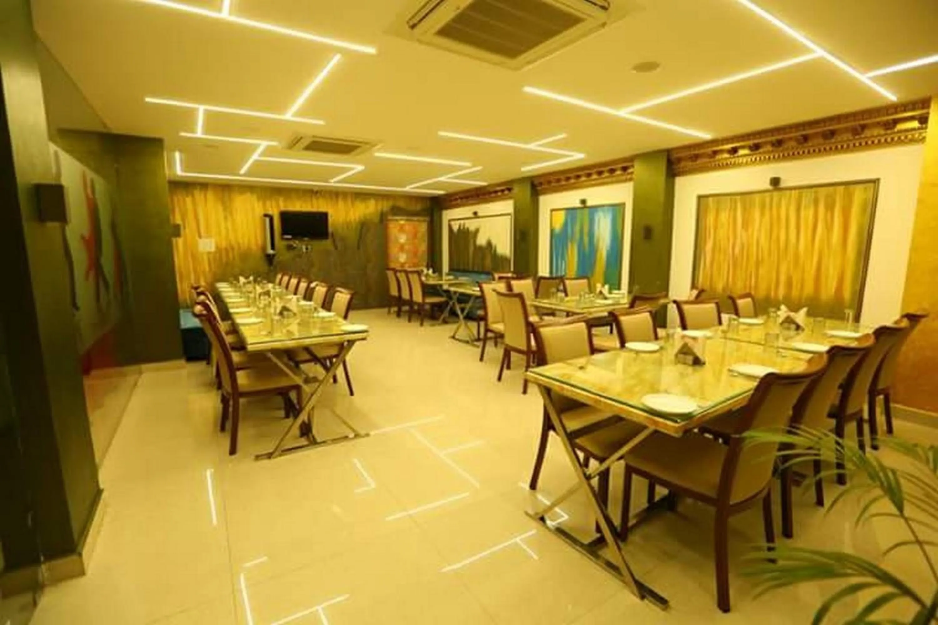 Restaurant/places to eat in Hotel Eleven Heights ,Bhopal