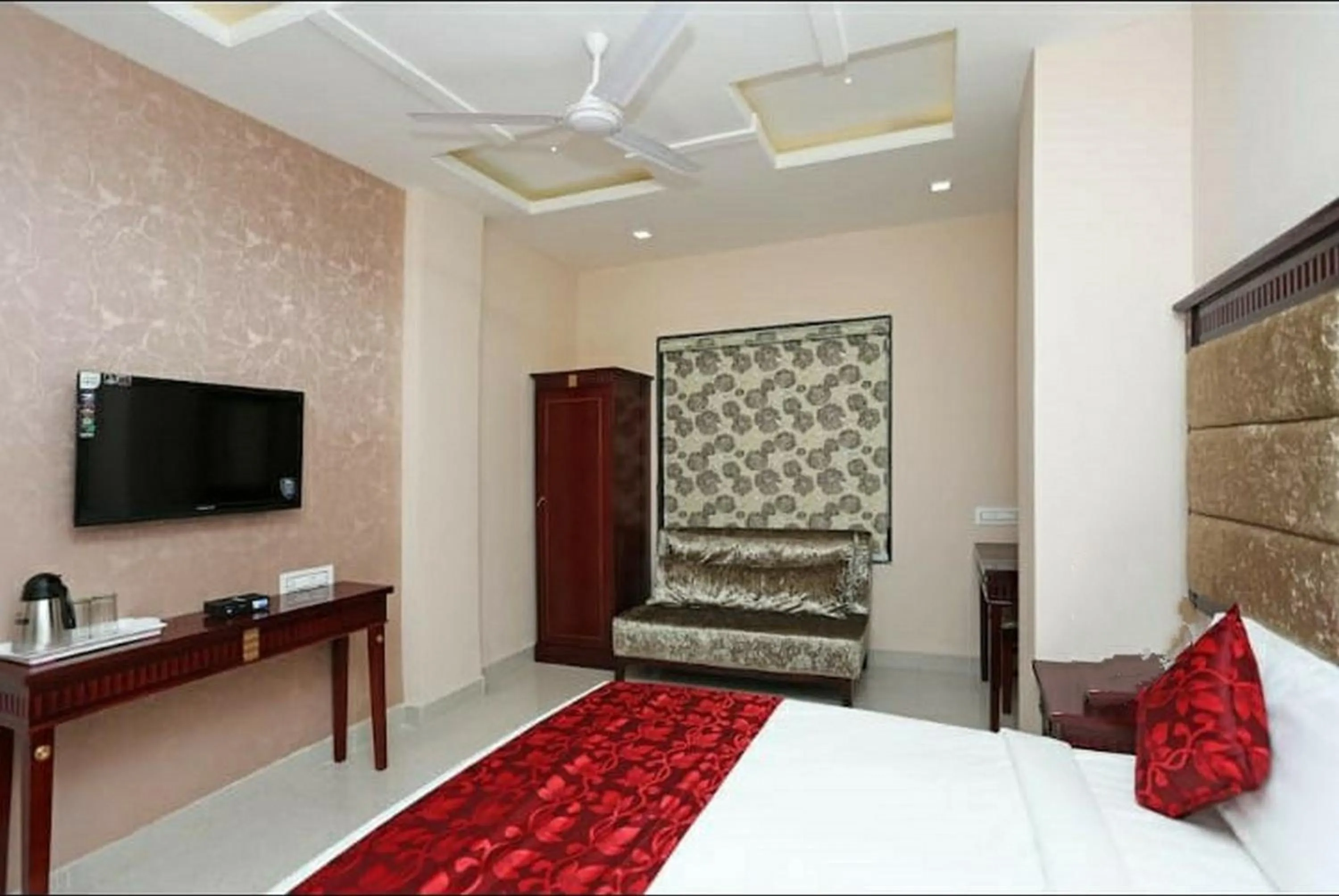 Communal lounge/ TV room, Bed in Hotel Eleven Heights ,Bhopal
