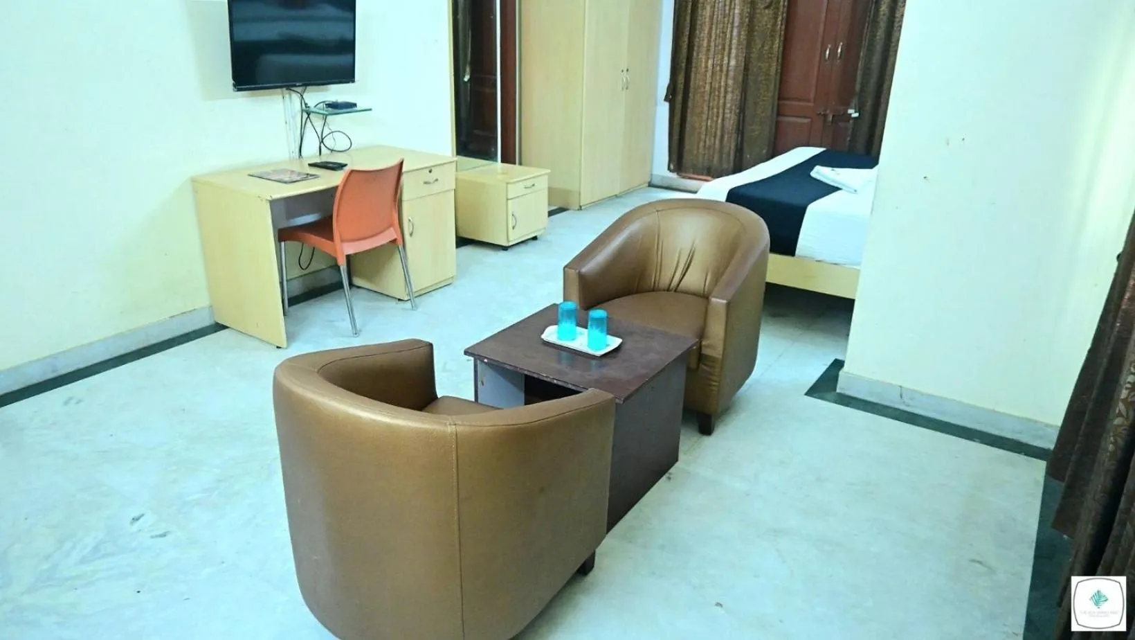 Seating area, Bed in The Roy Grand Inns