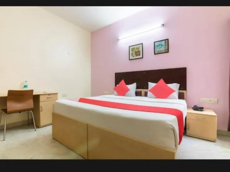 Bedroom, Bed in The Roy Grand Inns