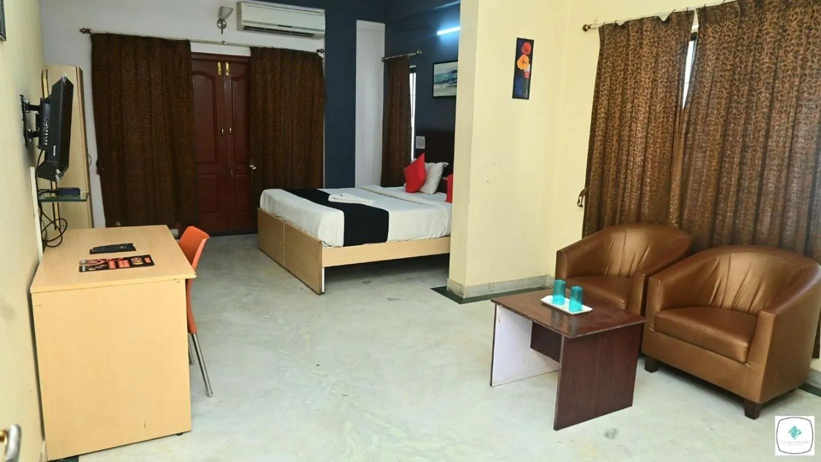 Seating area, Bed in The Roy Grand Inns