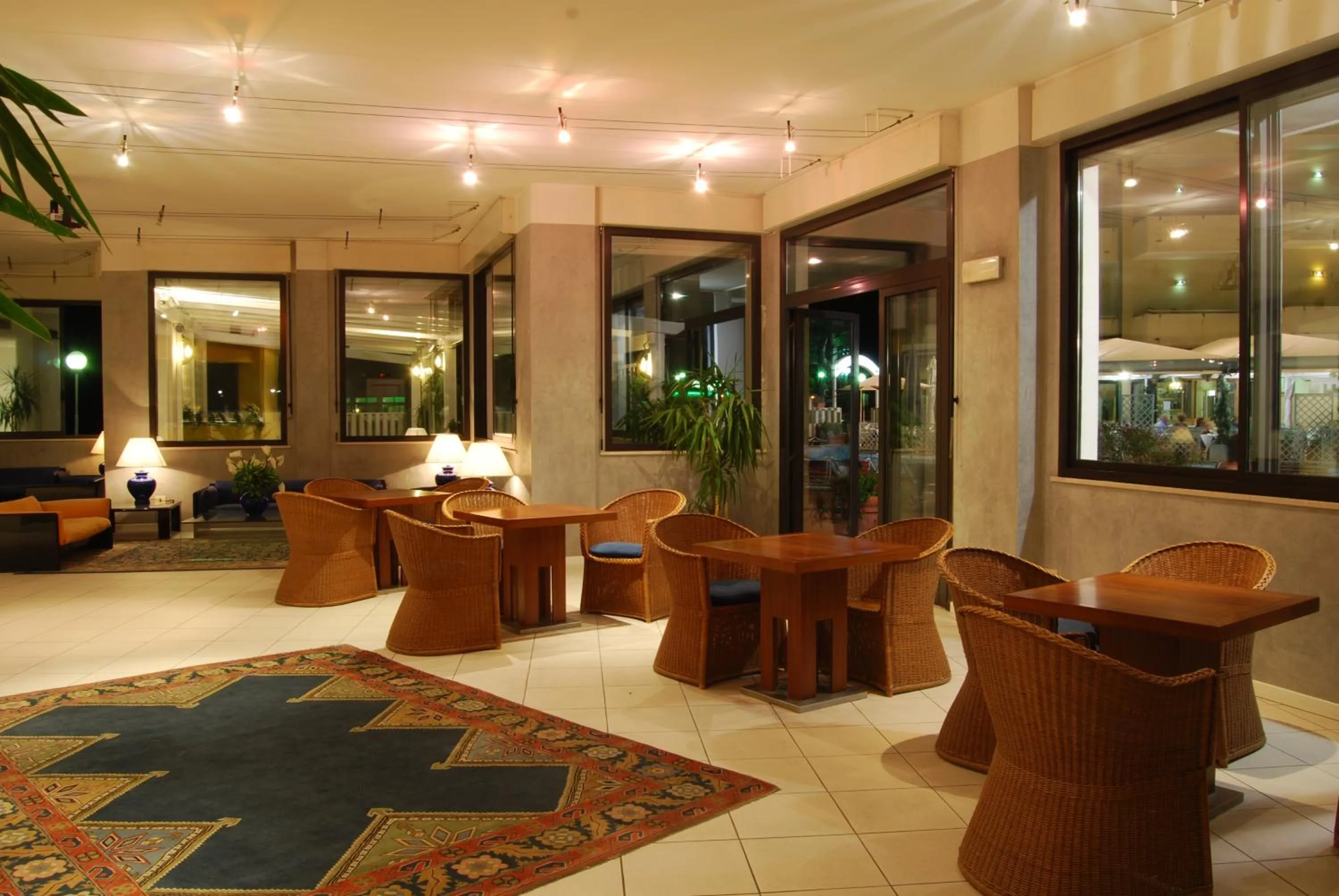 Communal lounge/ TV room in UNAHOTELS Imperial Sport Hotel