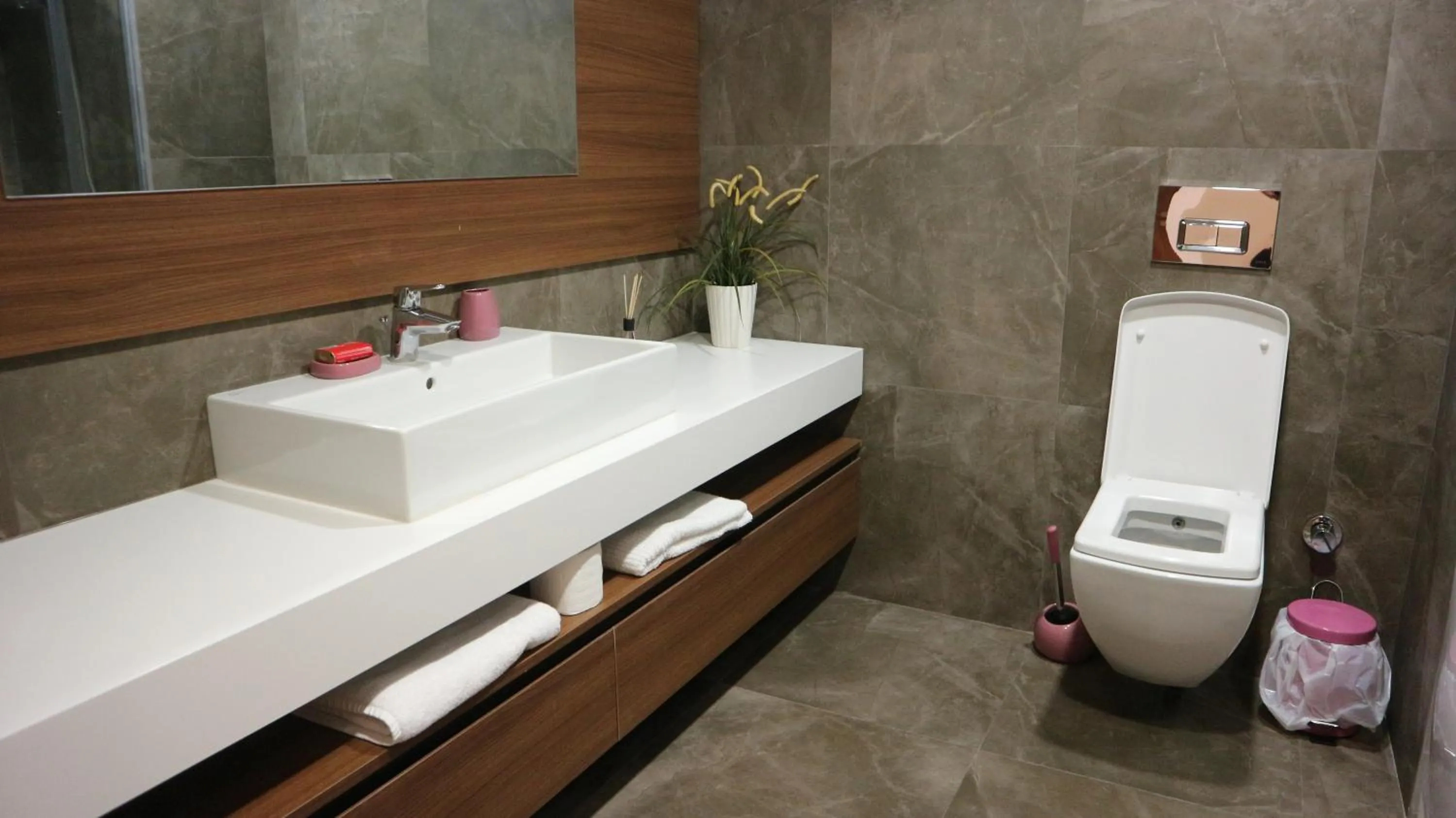 Toilet in Accra Luxury Apartments @ Pearl