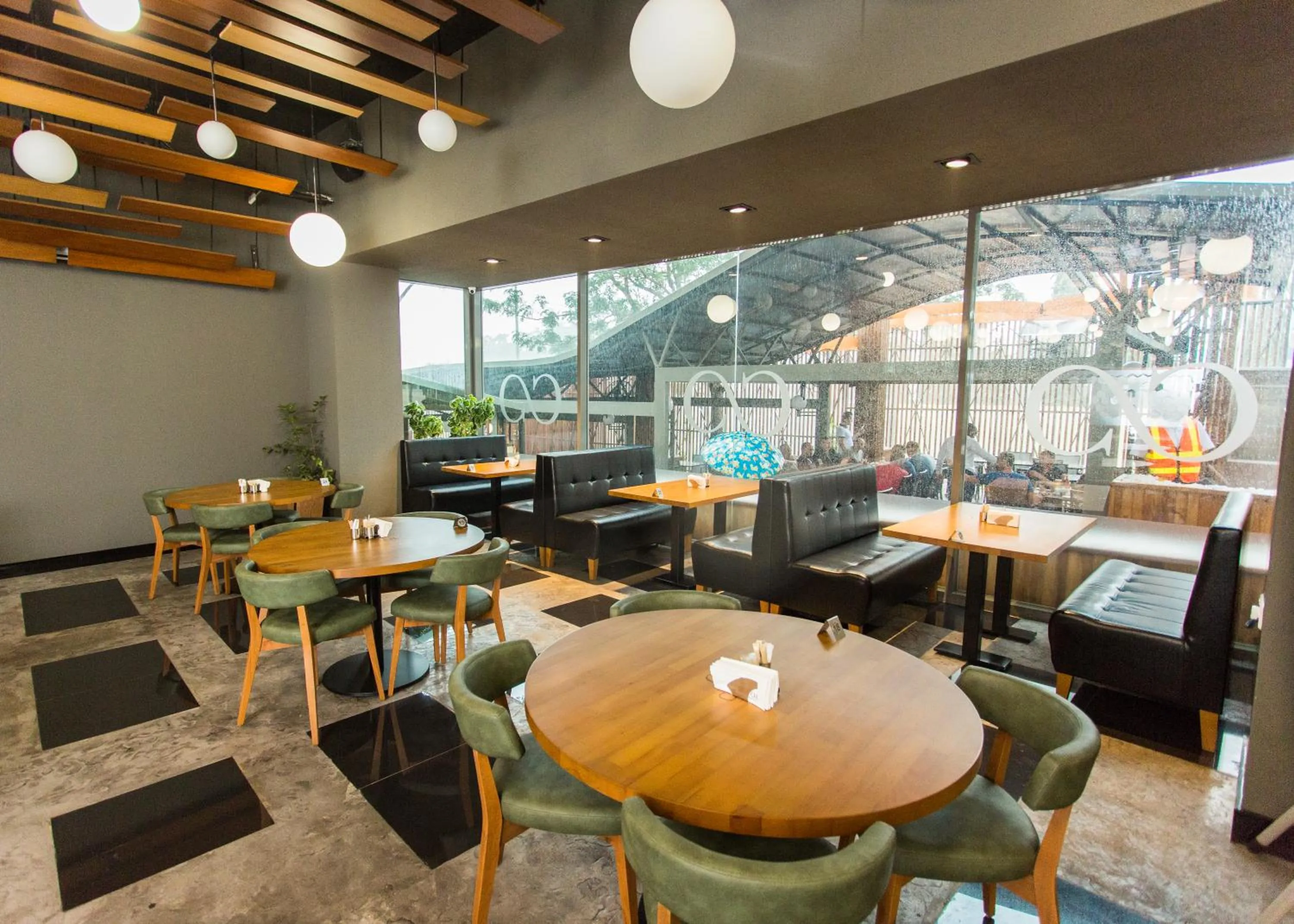 Restaurant/places to eat in Accra Luxury Apartments @ Pearl